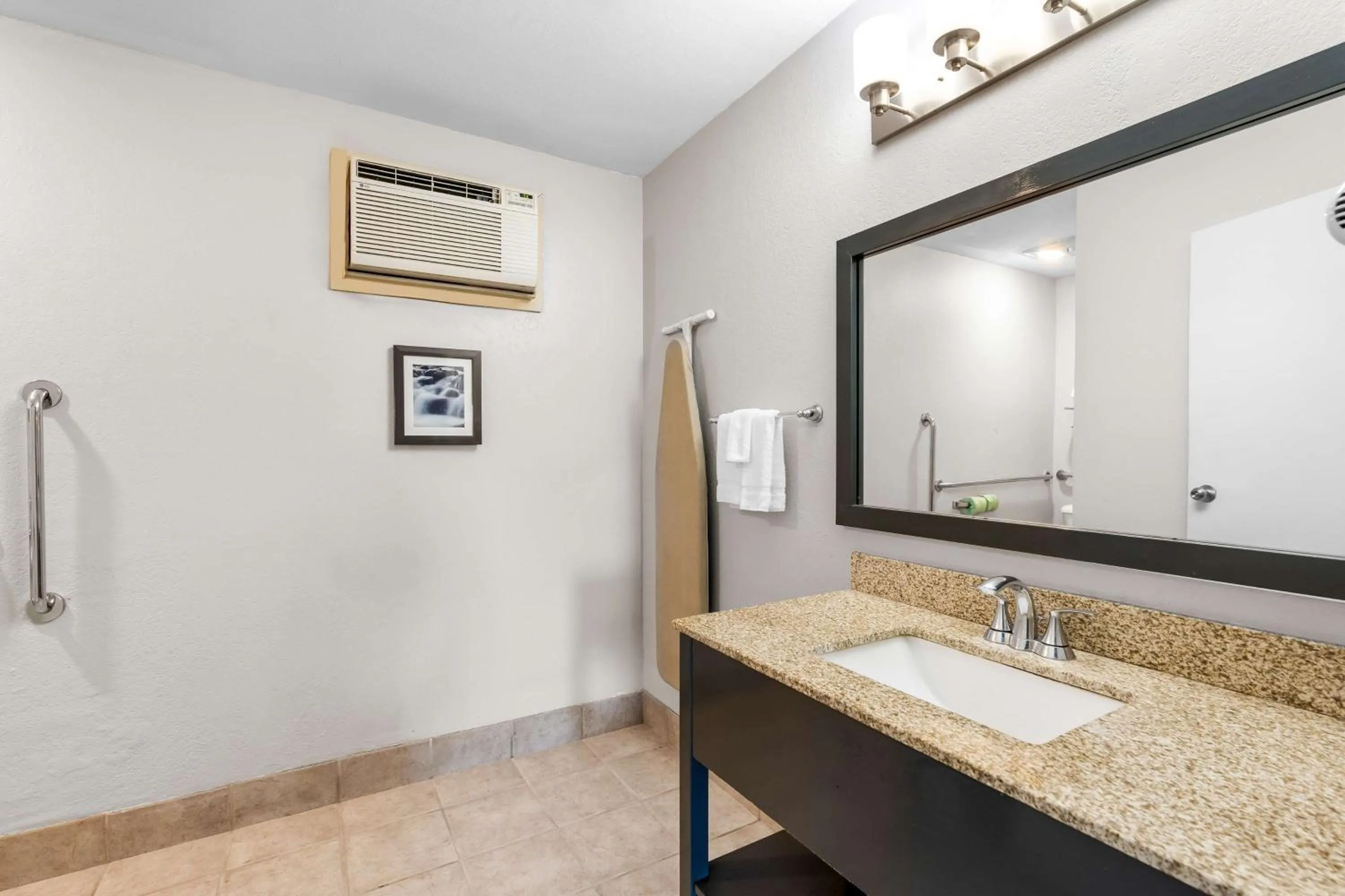 Bathroom in Americas Best Value Inn Yakima