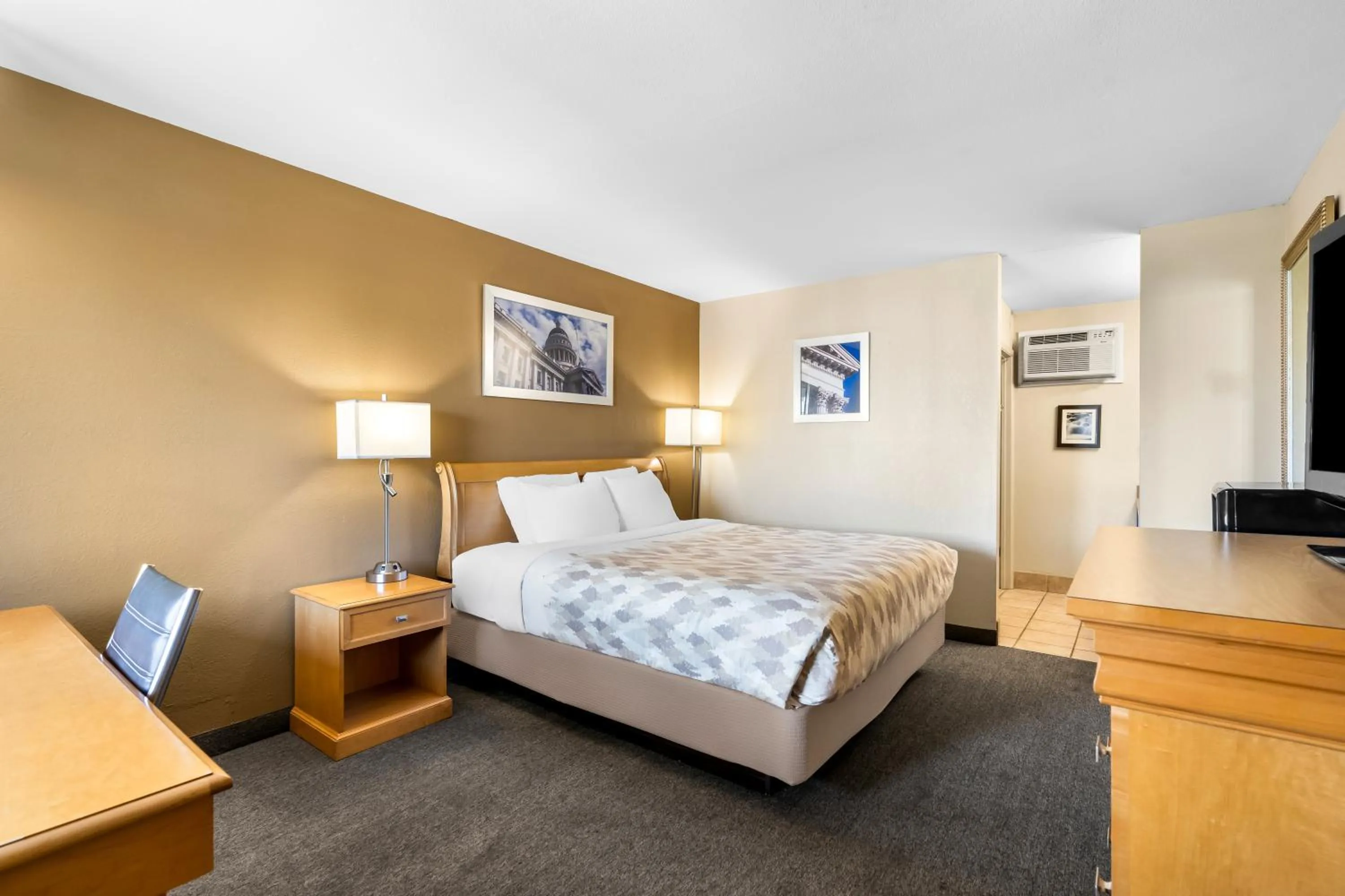 Seating area, Bed in Americas Best Value Inn Yakima