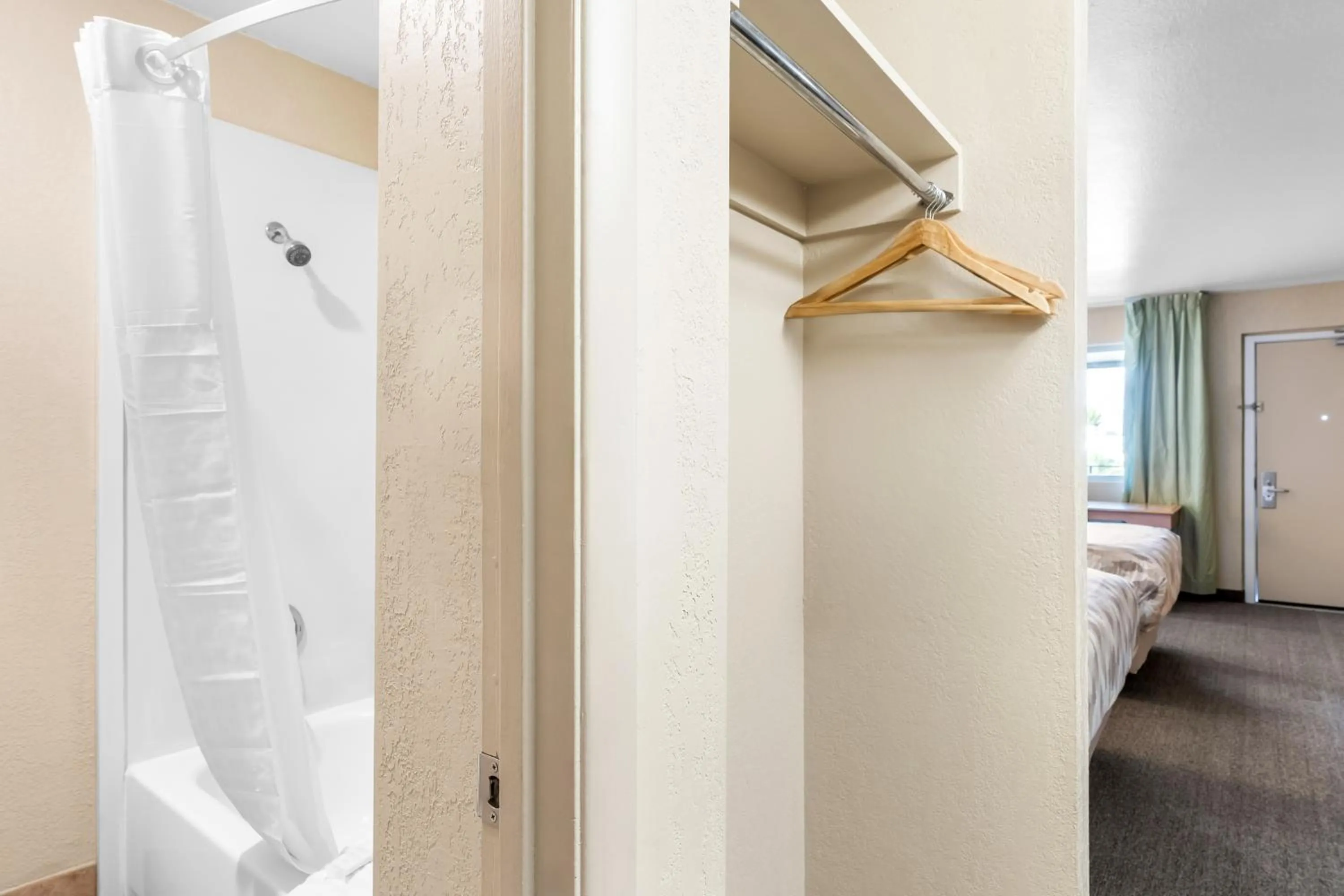 wardrobe, Bed in Americas Best Value Inn Yakima