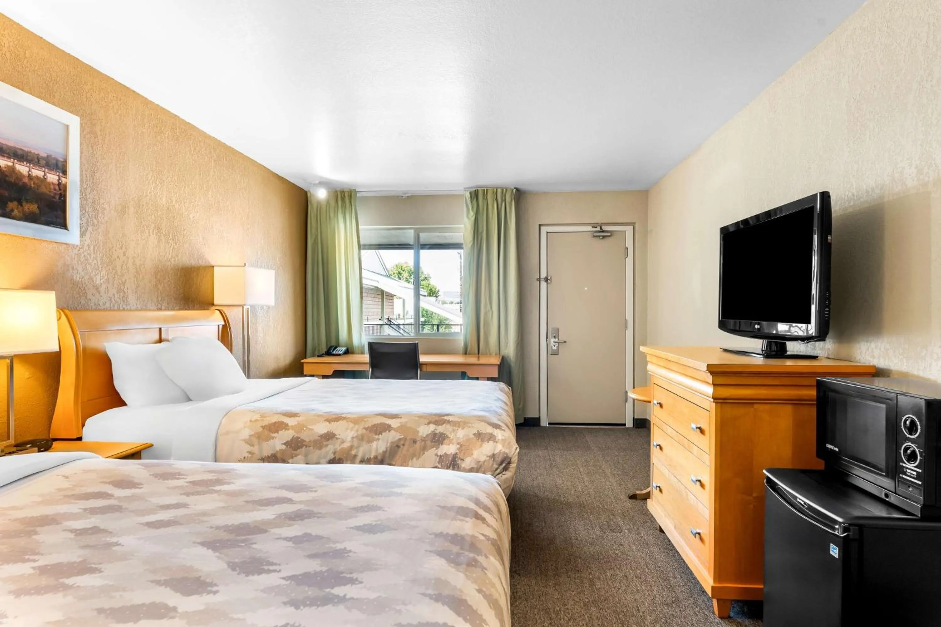 Bedroom, Bed in Americas Best Value Inn Yakima