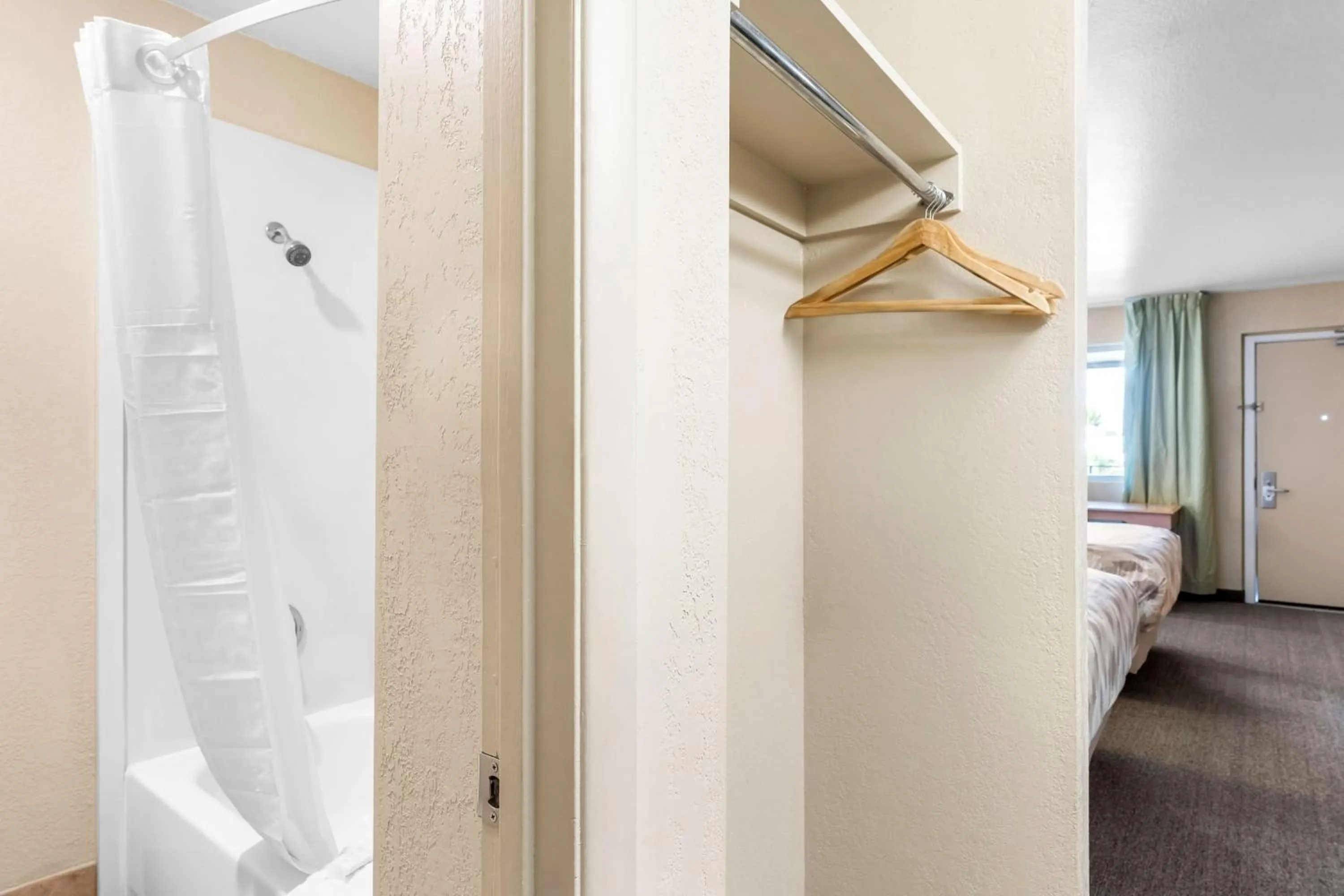 Bathroom, Bed in Americas Best Value Inn Yakima