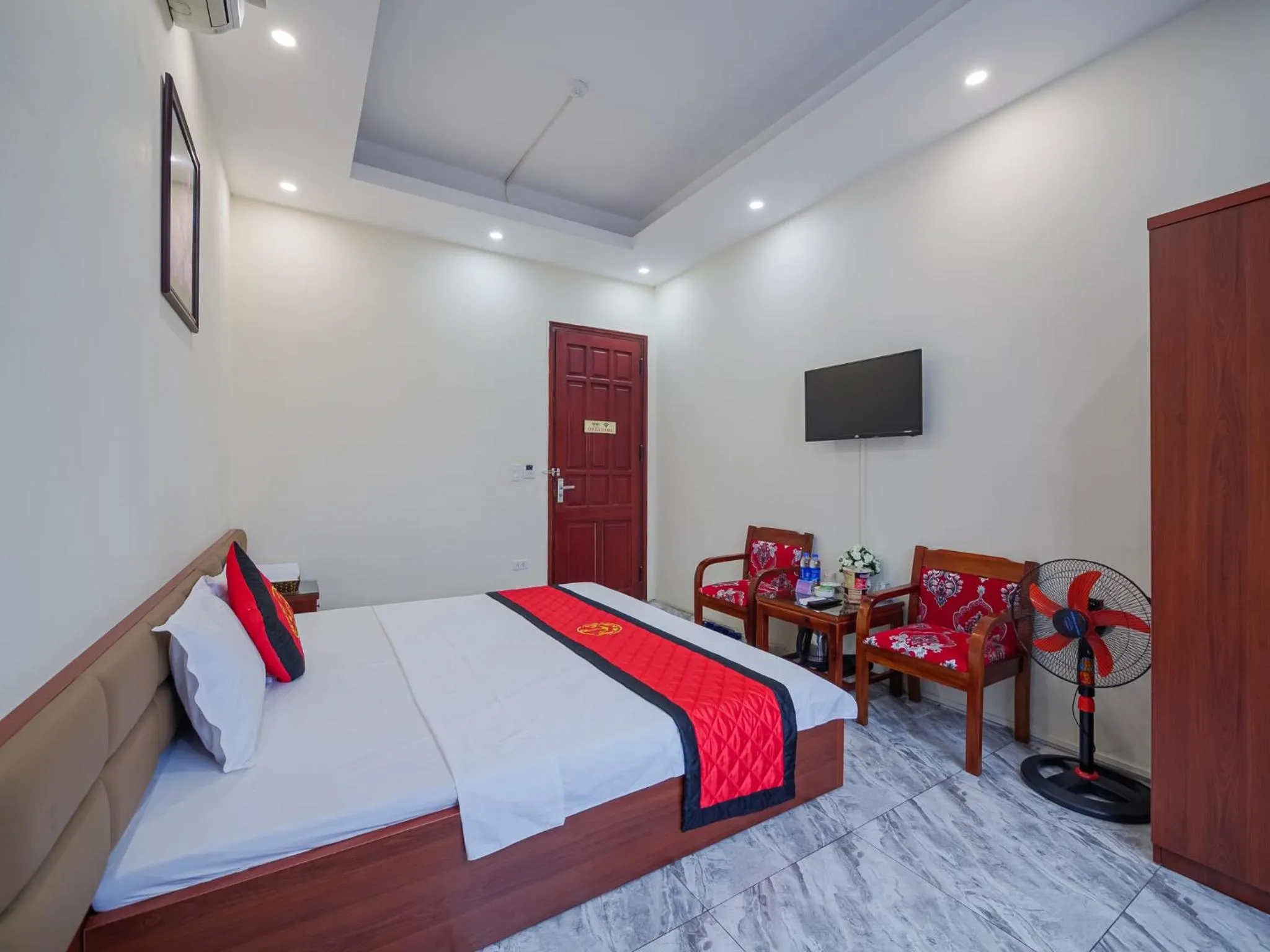 Photo of the whole room, Bed in TITANIC 3 HOTEL