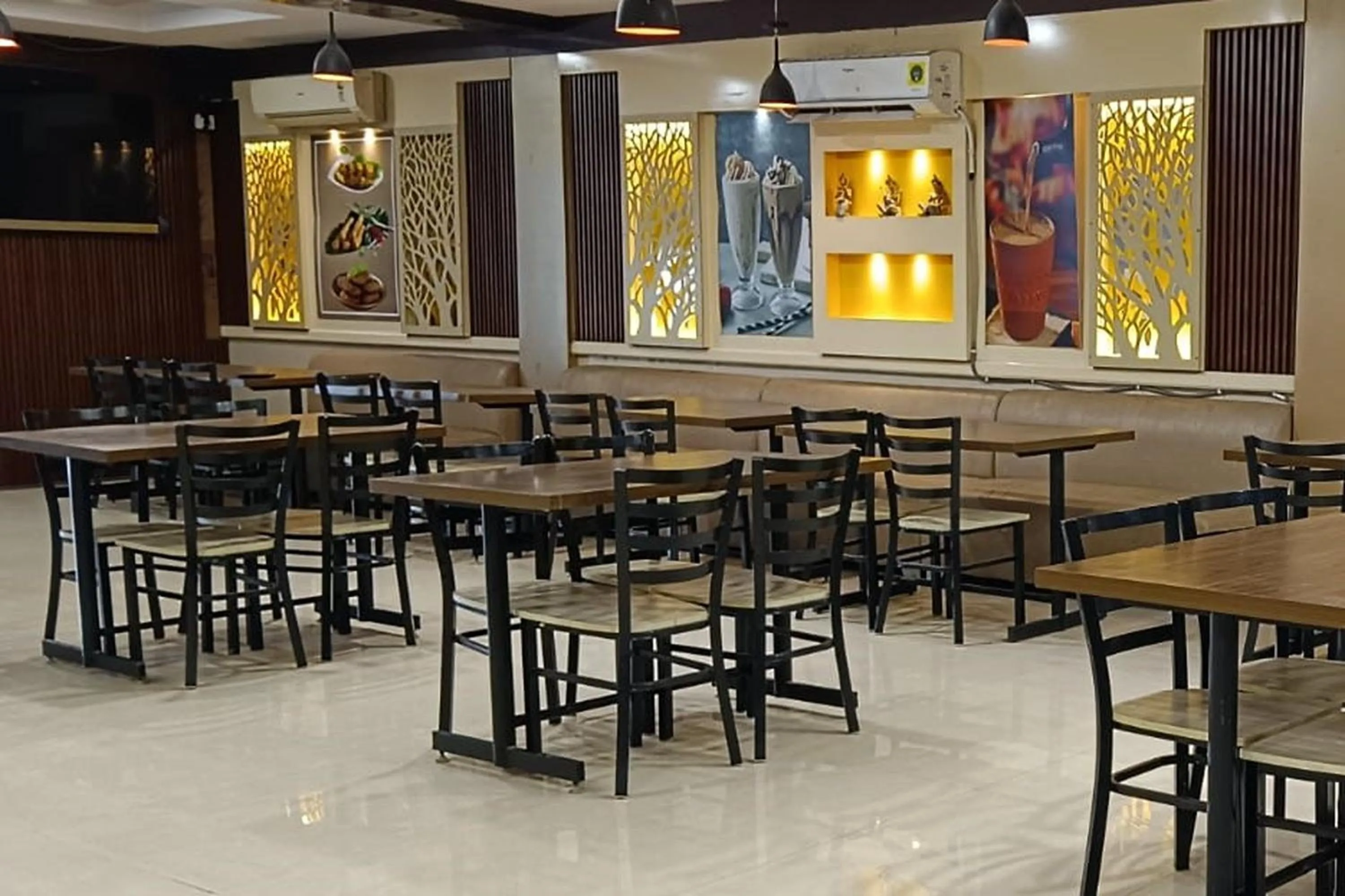 Restaurant/places to eat in Hotel Shree Kanta