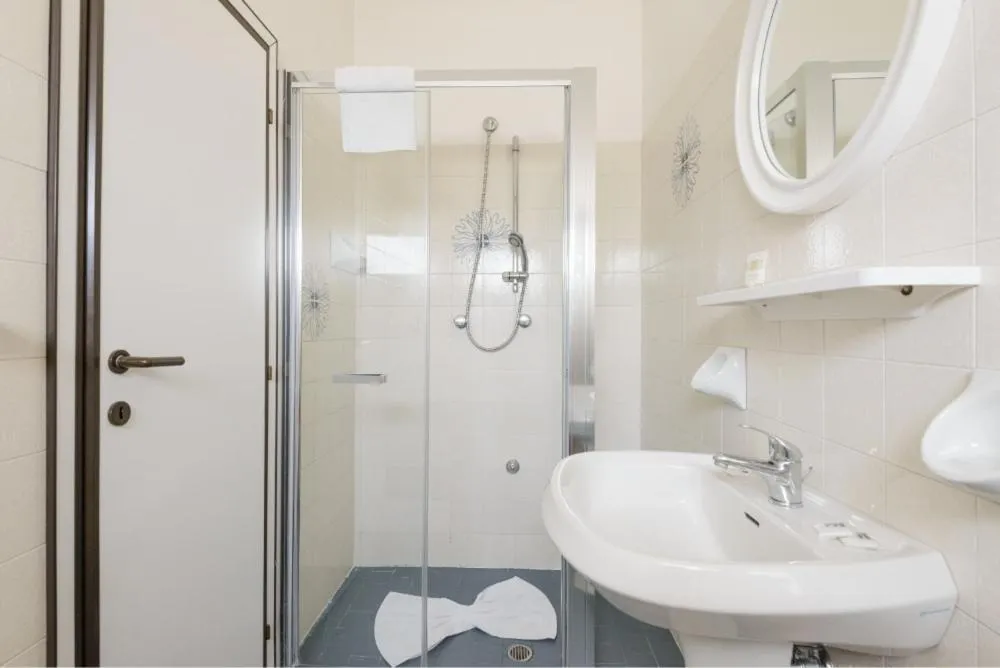 Hotel ARENA con Piscina