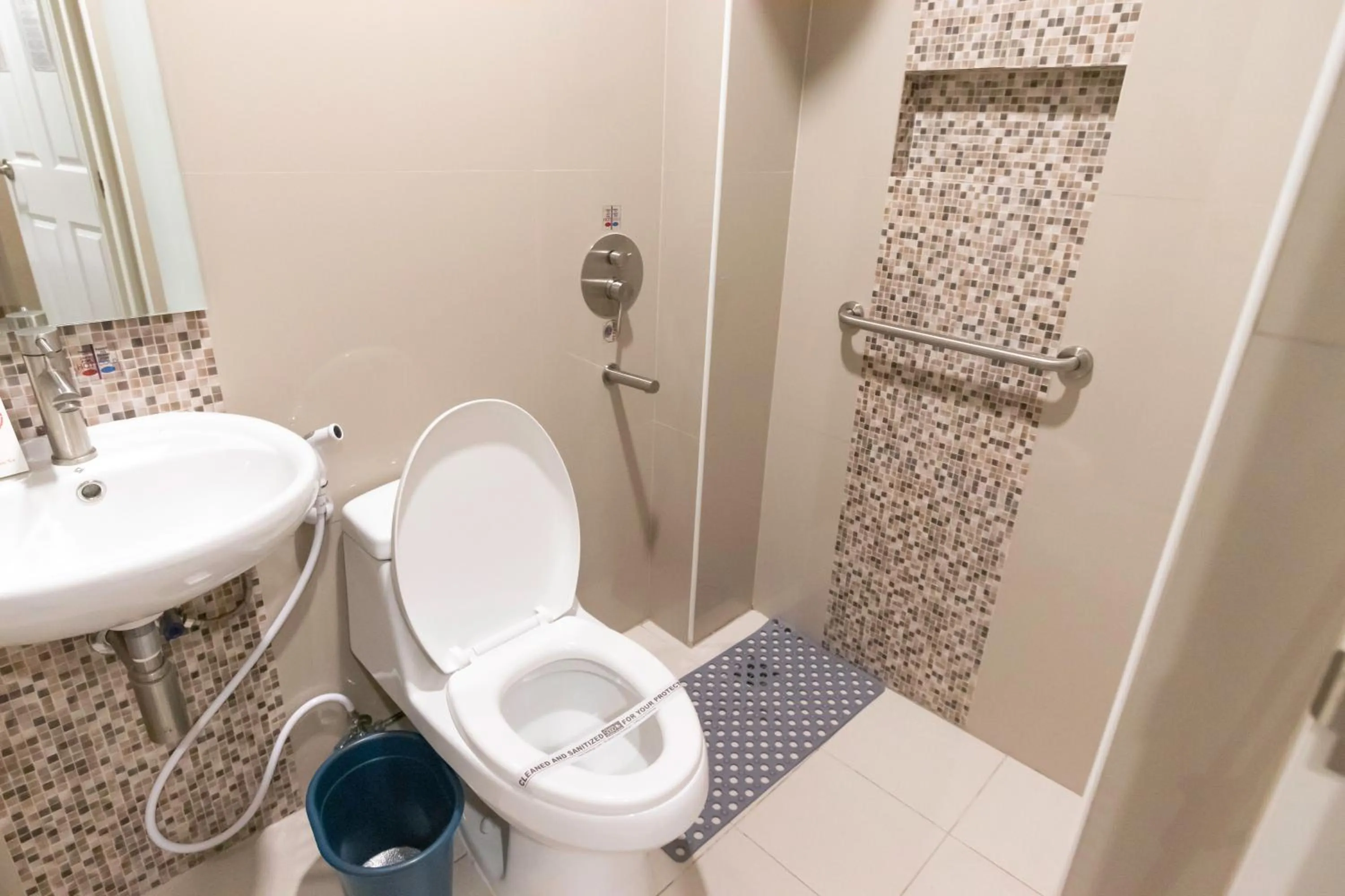 Toilet in Hotel Sogo Fairview