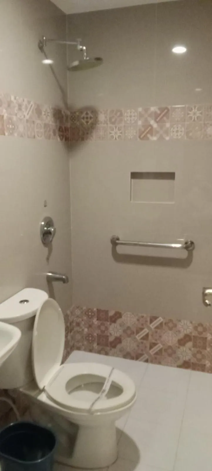 Shower in Hotel Sogo Buendia