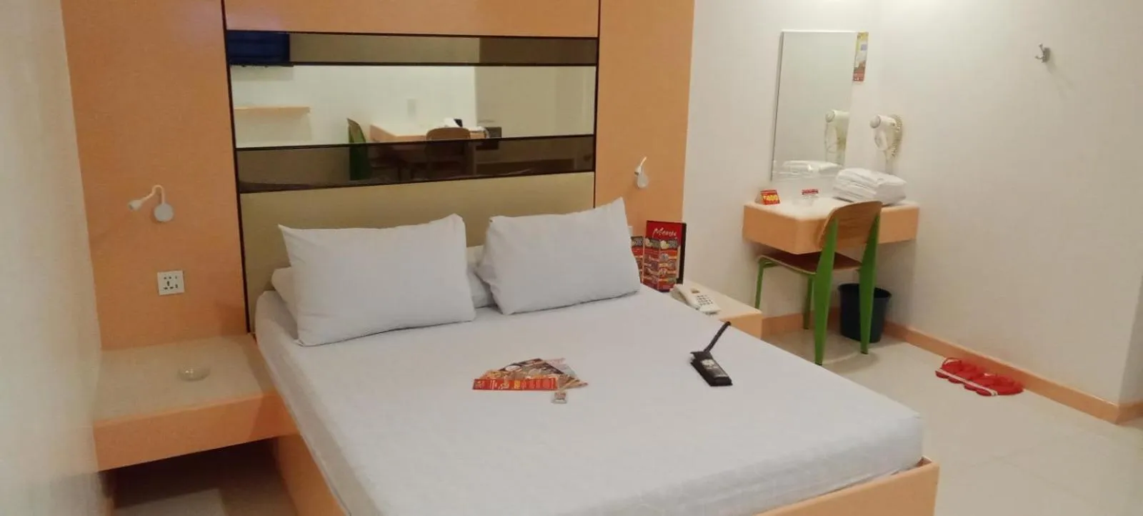 Bedroom, Bed in Hotel Sogo Buendia