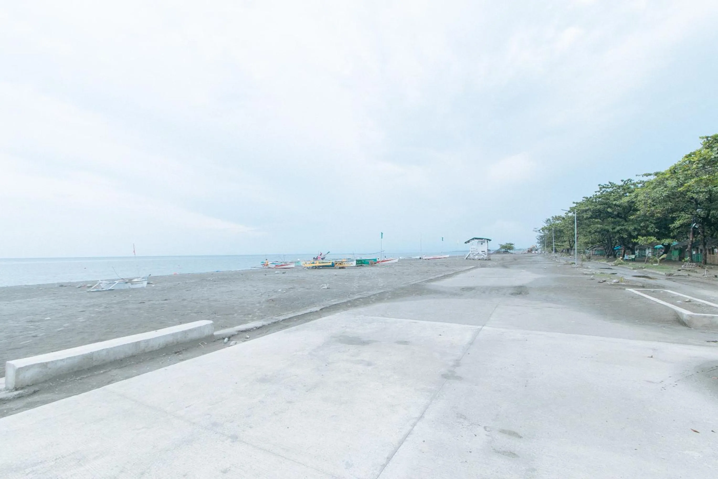 Beach in RedDoorz @ Tondaligan Beach Hotel