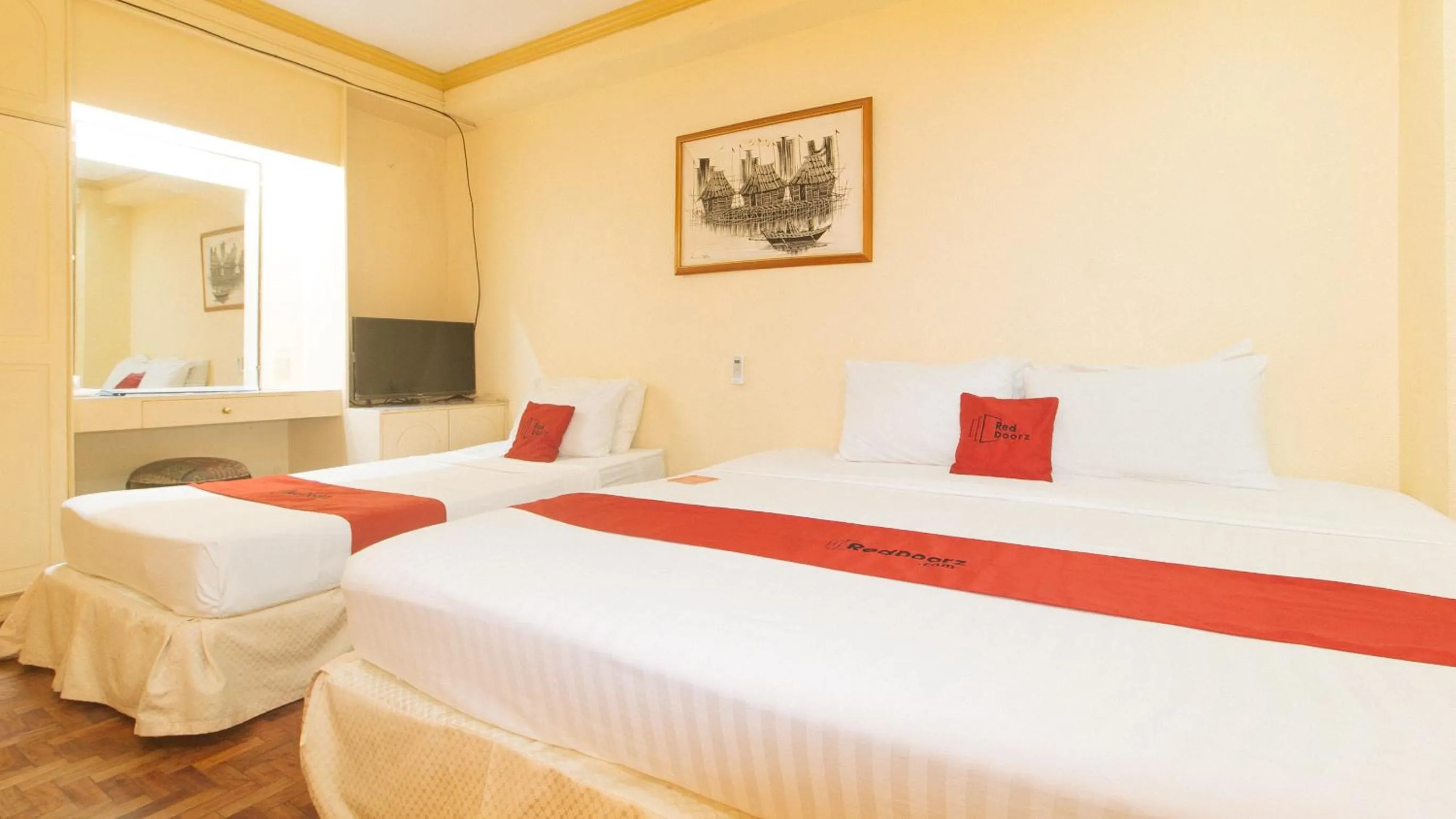 Bed in RedDoorz @ Tondaligan Beach Hotel