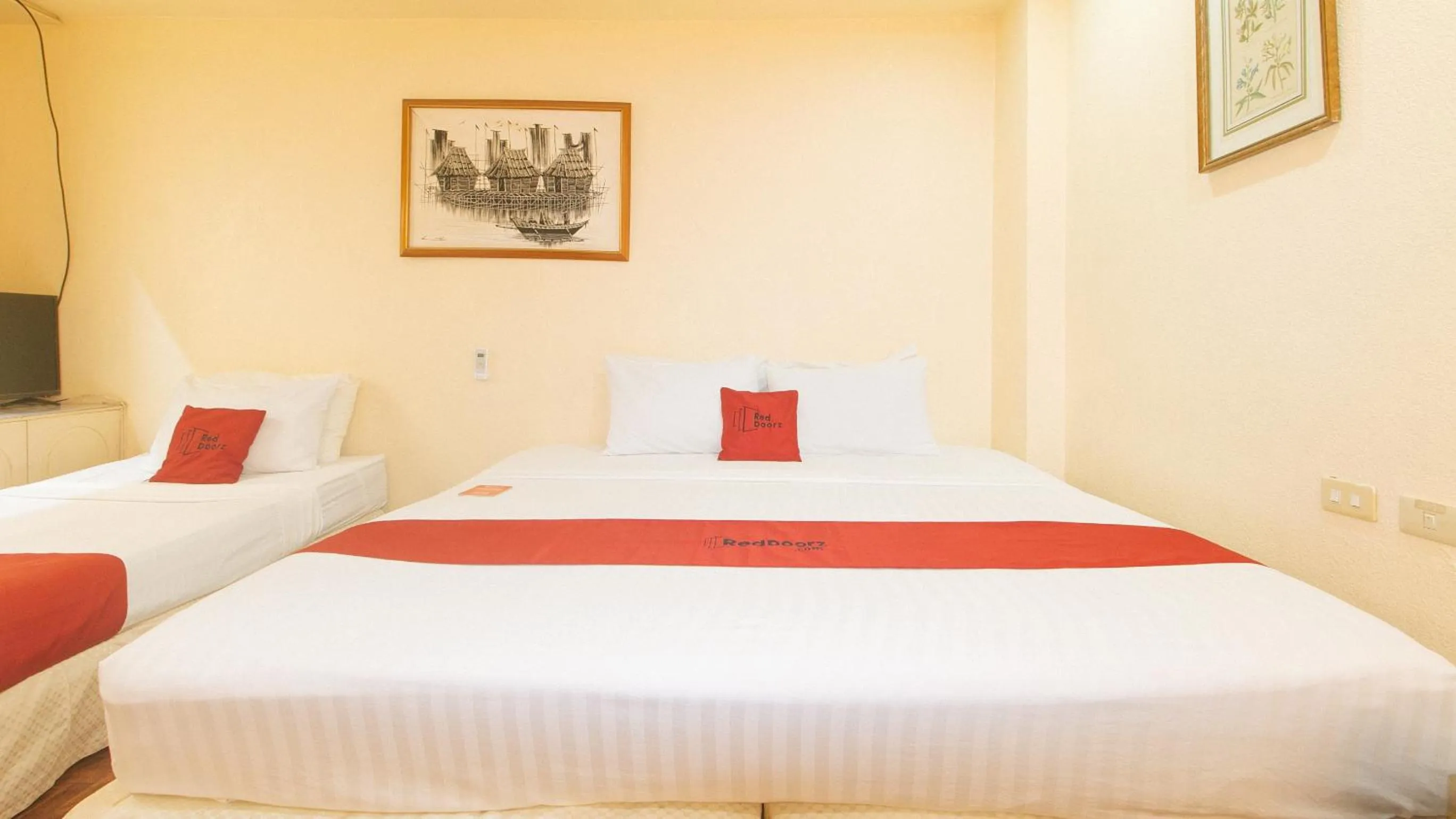 Bed in RedDoorz @ Tondaligan Beach Hotel