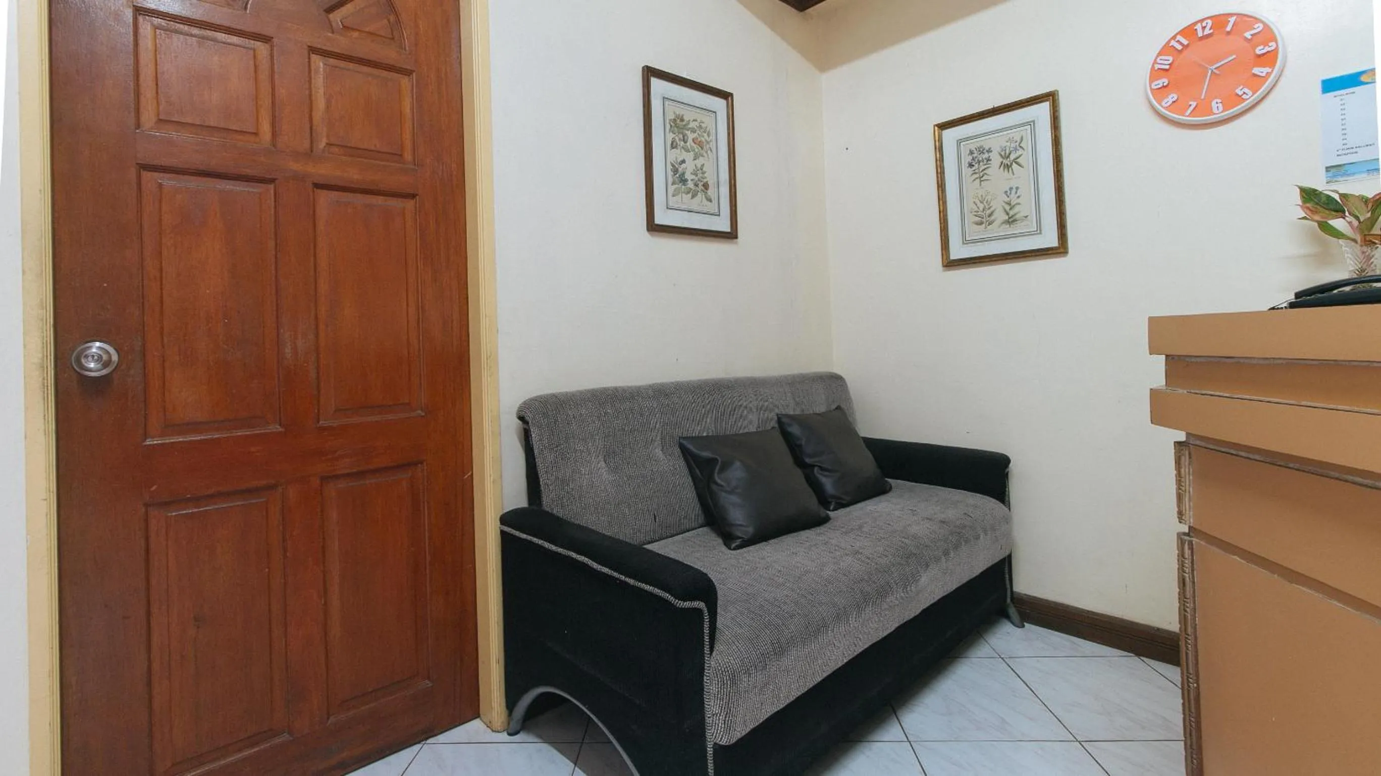 Lobby or reception in RedDoorz @ Tondaligan Beach Hotel