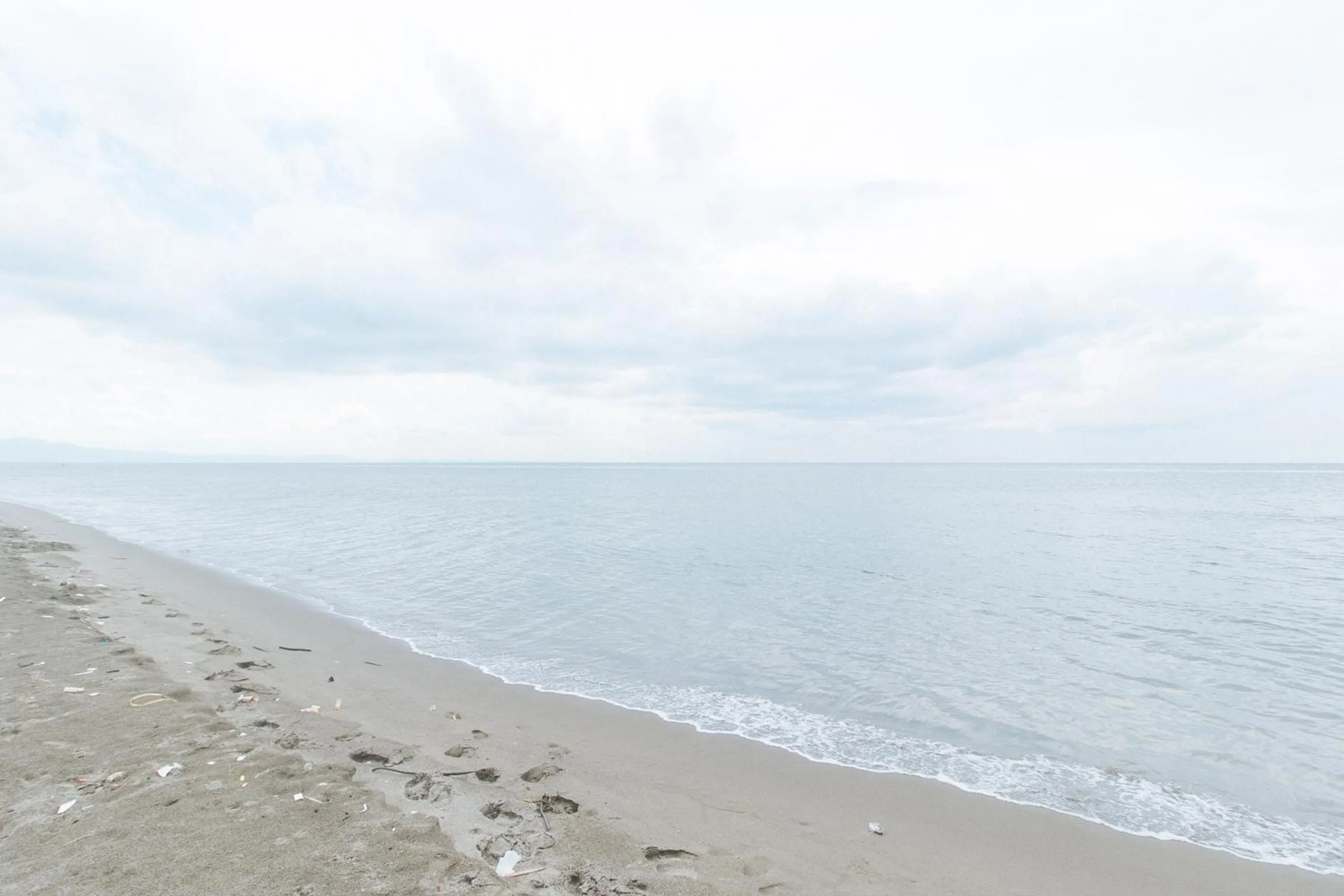 Beach in RedDoorz @ Tondaligan Beach Hotel