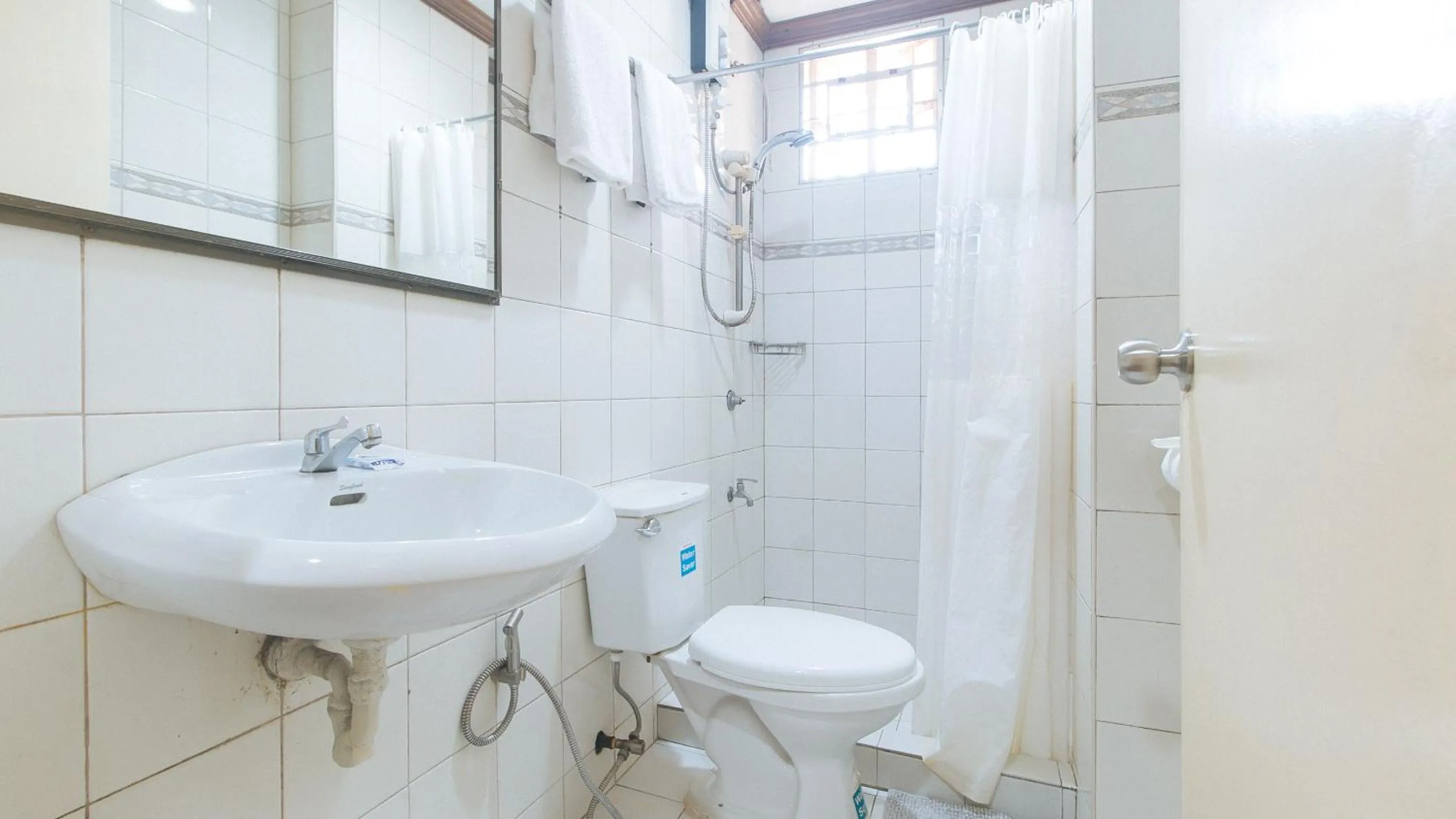 Shower in RedDoorz @ Tondaligan Beach Hotel