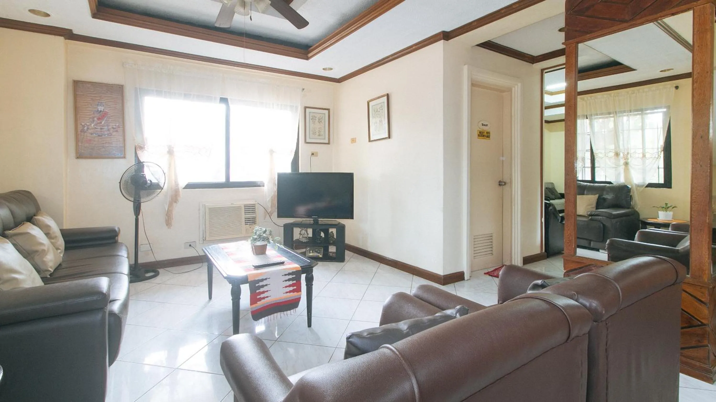 Lobby or reception in RedDoorz @ Tondaligan Beach Hotel