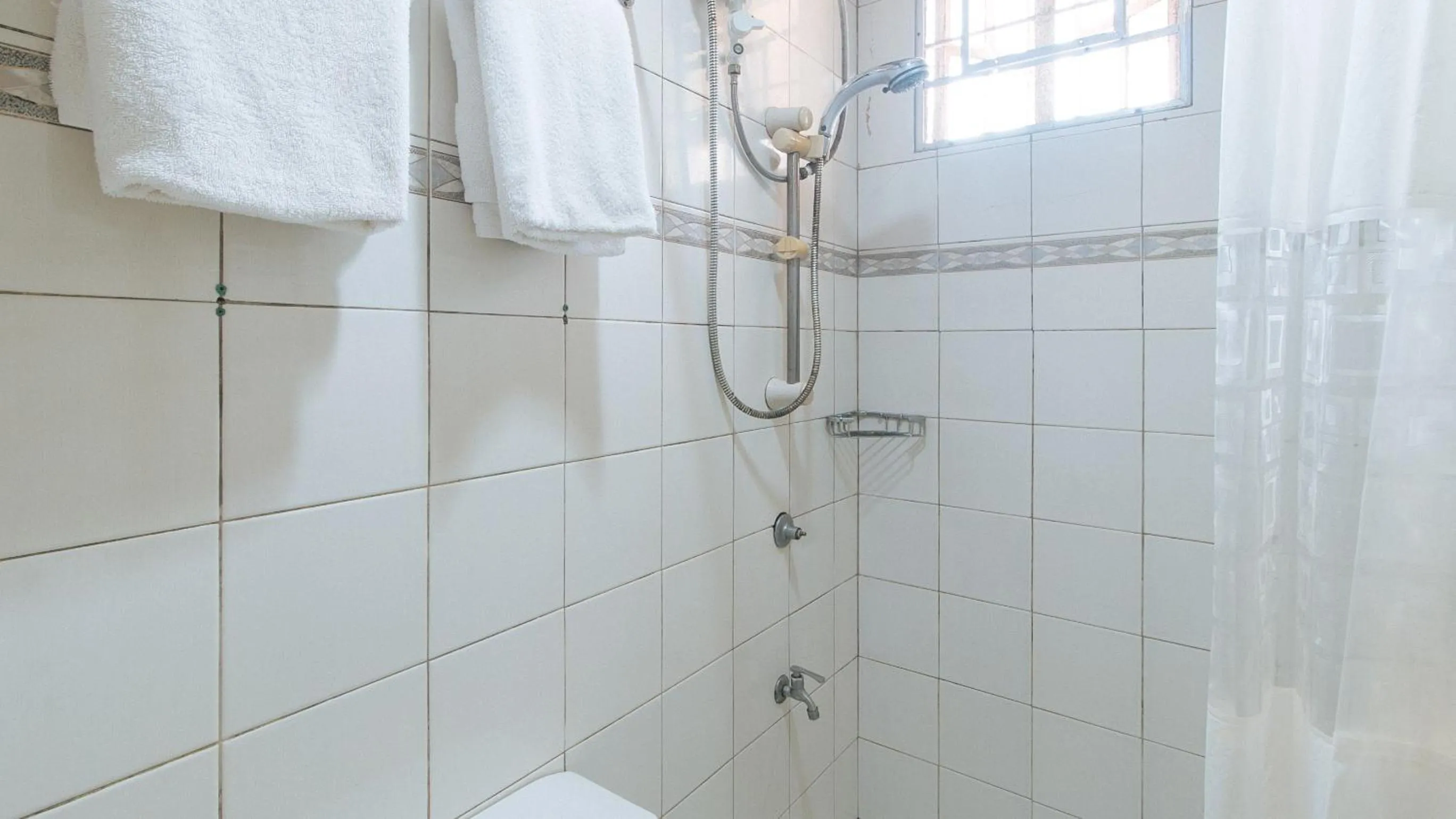 Shower in RedDoorz @ Tondaligan Beach Hotel