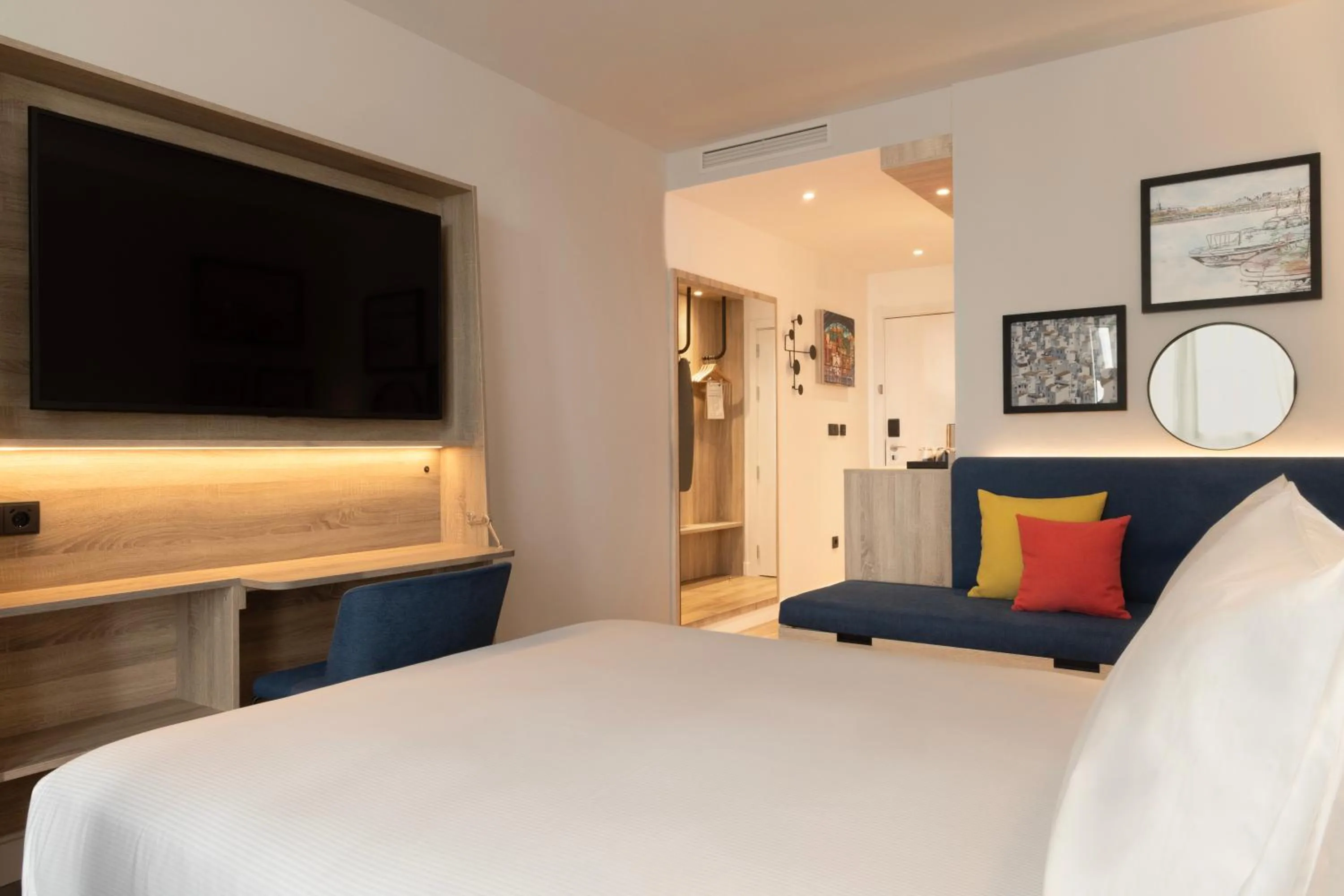 Communal lounge/ TV room, Bed in Hampton By Hilton Malaga Martiricos