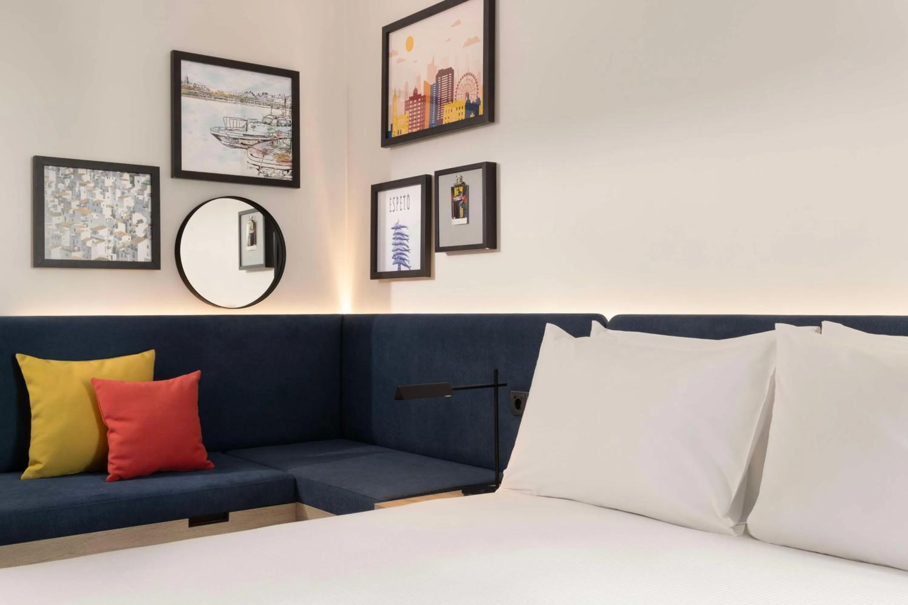 Living room, Bed in Hampton By Hilton Malaga Martiricos