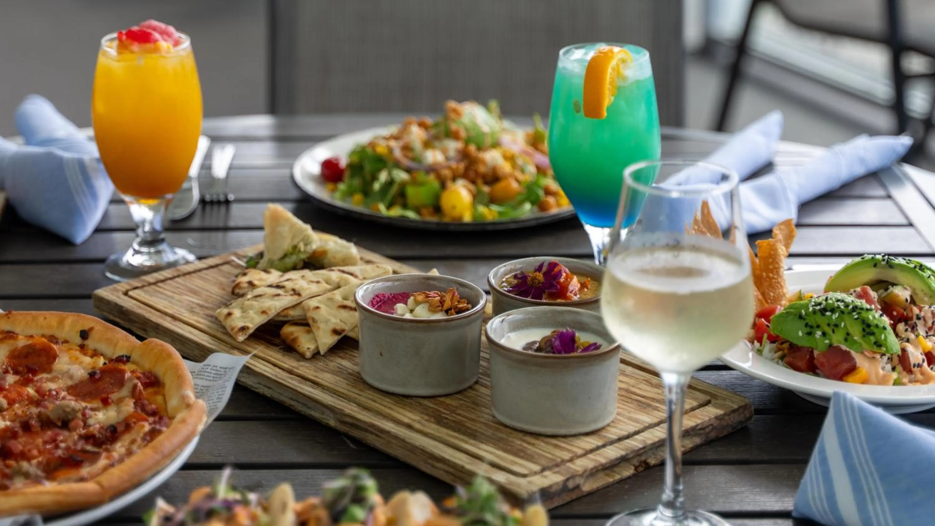 Dining area in The Ellie Beach Resort Myrtle Beach, Tapestry By Hilton