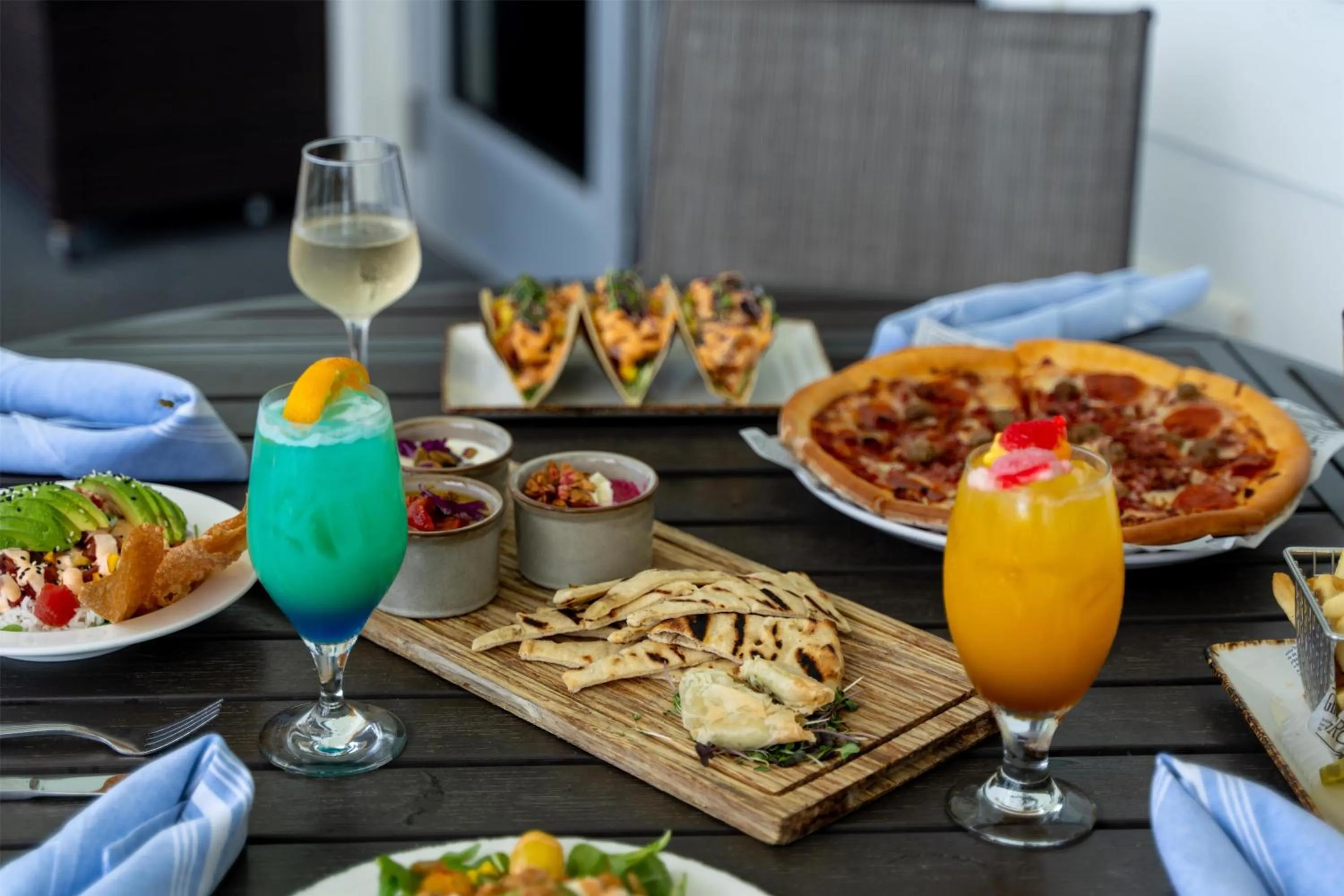 Dining area in The Ellie Beach Resort Myrtle Beach, Tapestry By Hilton