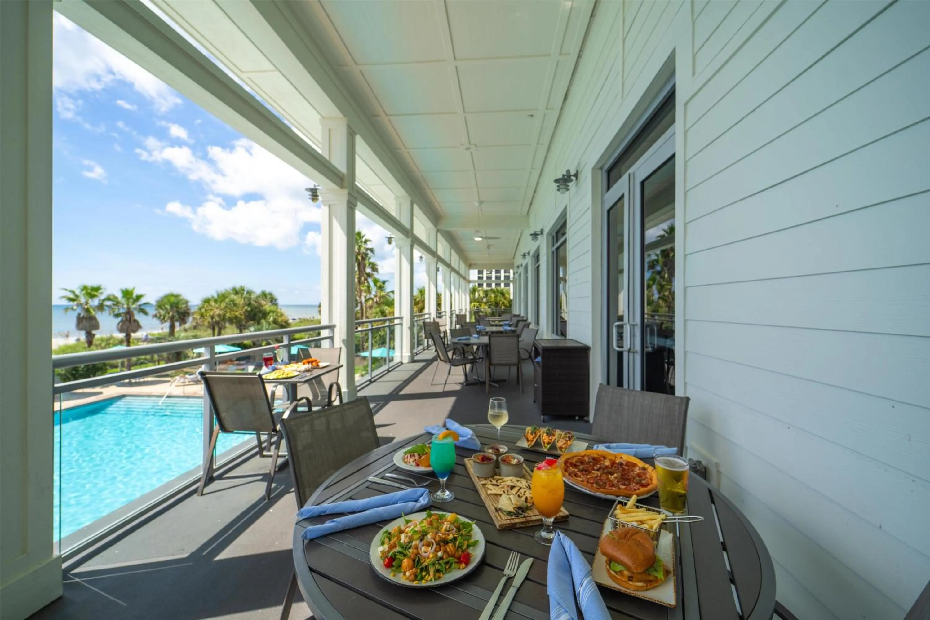 Dining area in The Ellie Beach Resort Myrtle Beach, Tapestry By Hilton
