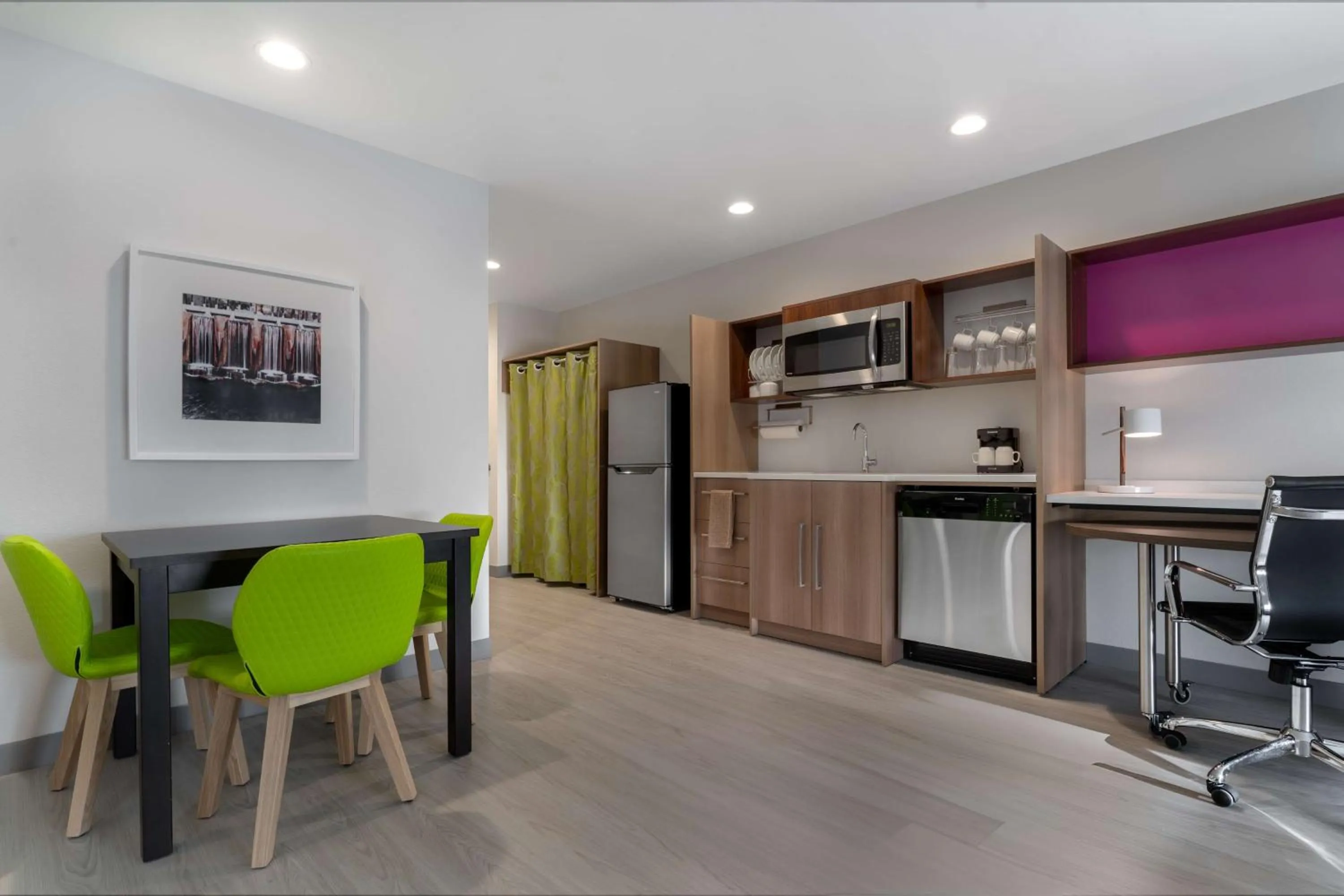 Kitchen or kitchenette in Home2 Suites By Hilton Kokomo