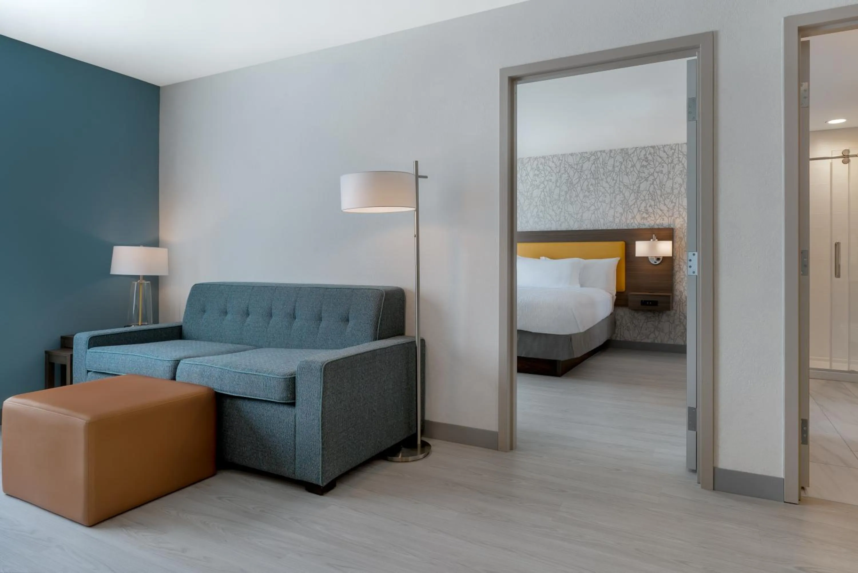 Living room, Bed in Home2 Suites By Hilton Kokomo