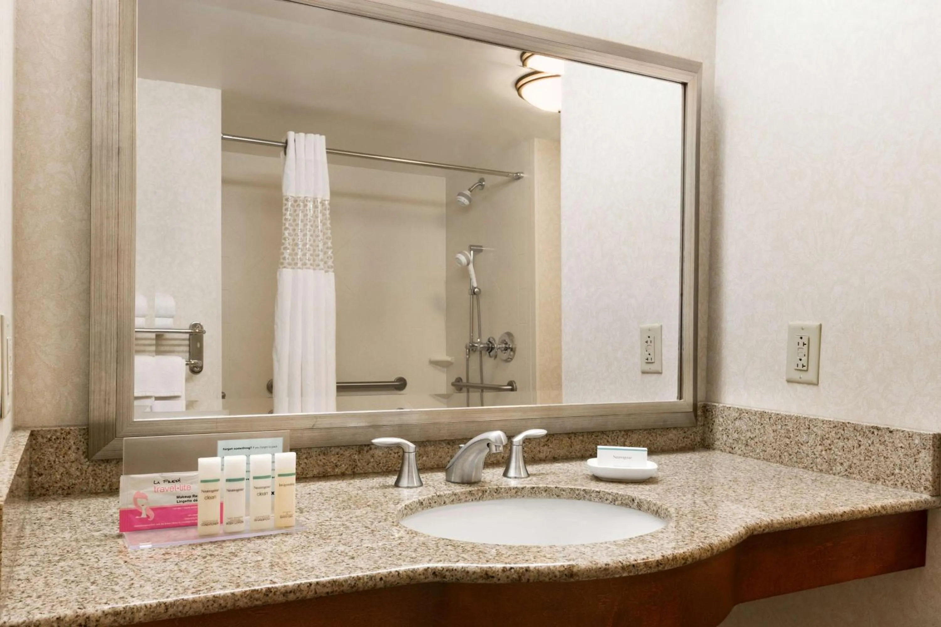 Bathroom in Hampton Inn Warrenton, Va