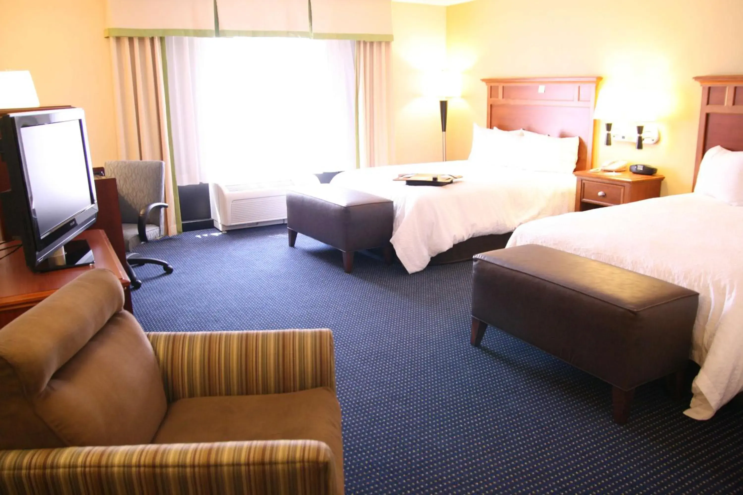 Queen Room with Two Queen Beds - Mobility and Hearing Access/Non-Smoking in Hampton Inn Warrenton, Va Queen Room with Two Queen Beds - Mobility and Hearing Access/Non-Smoking in Hampton Inn Warrenton, Va
