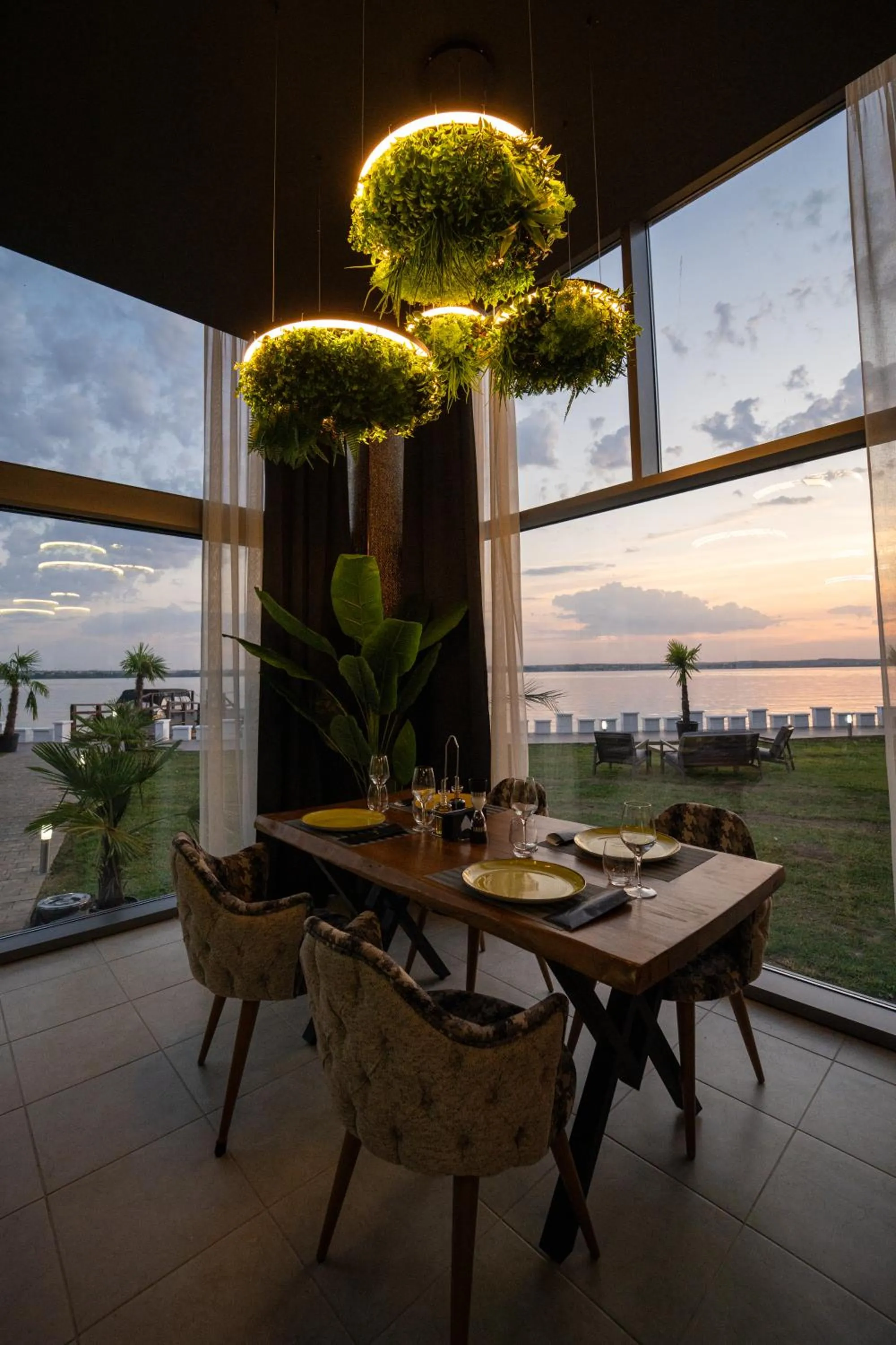 Restaurant/places to eat in OBA LUXURY BOUTIQUE