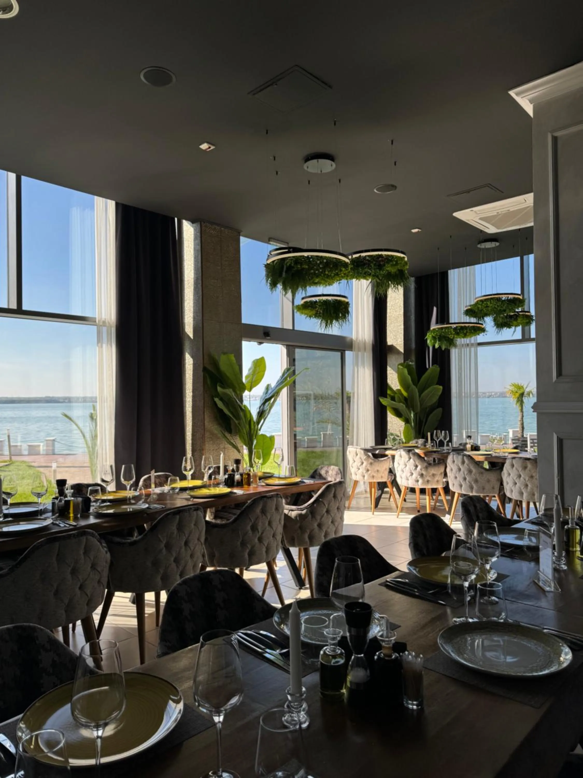 Restaurant/places to eat in OBA LUXURY BOUTIQUE