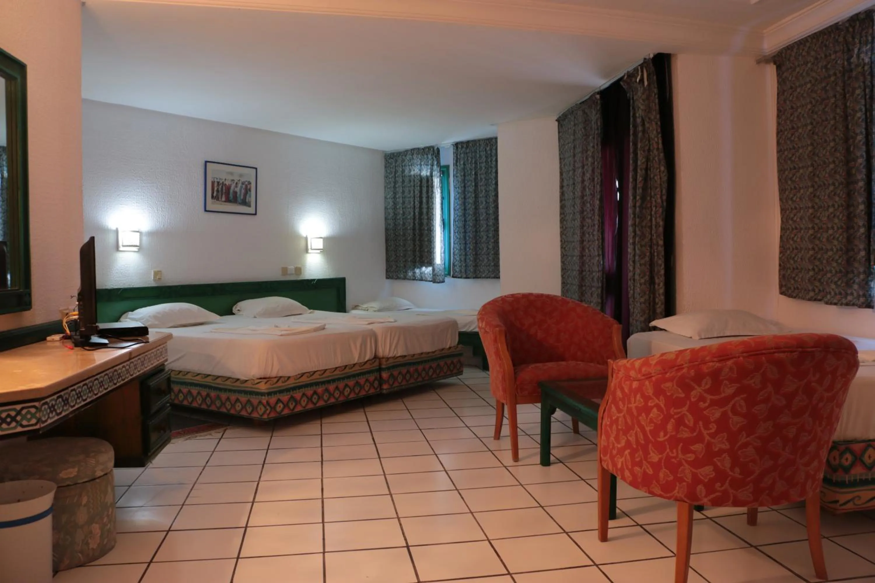 Photo of the whole room in Hotel Le Khalife