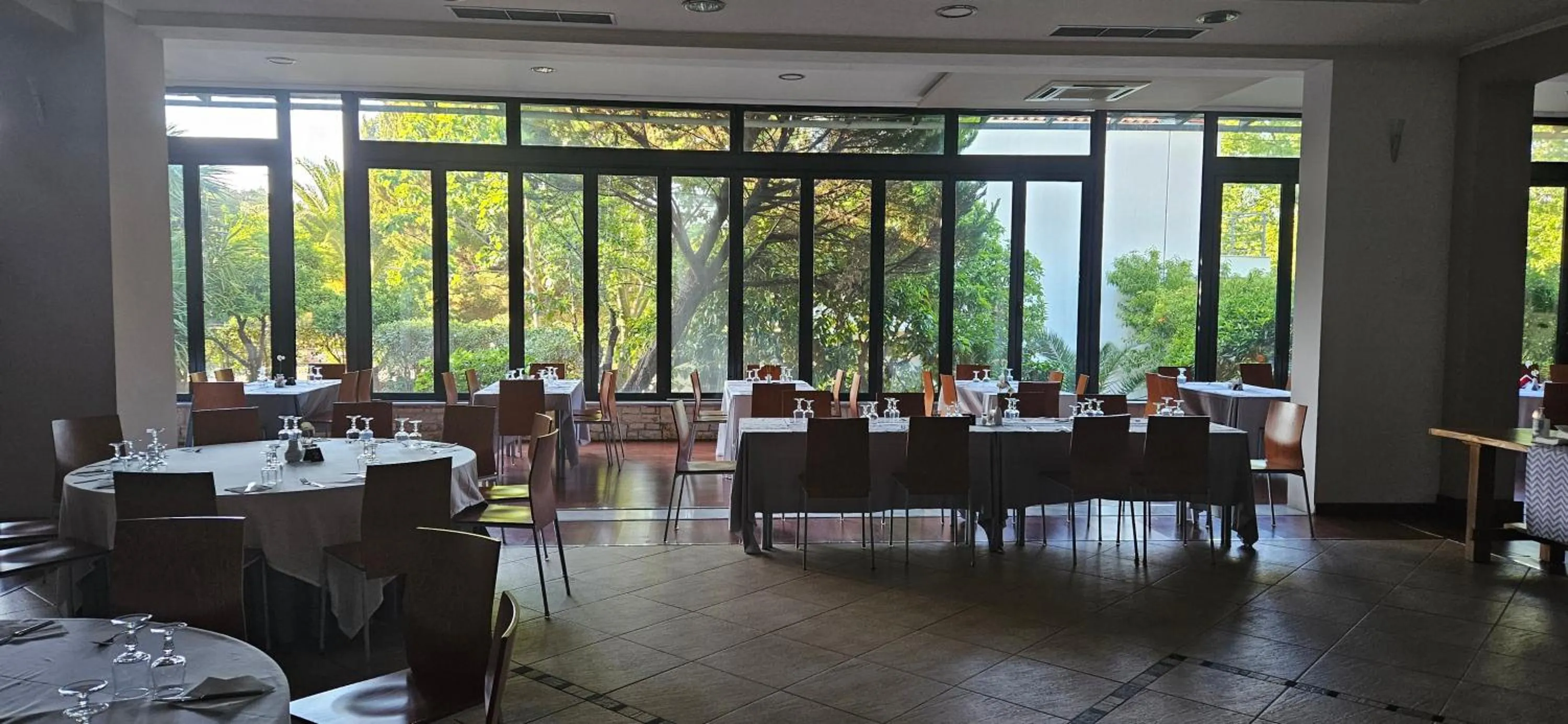 Restaurant/places to eat in Olympic Village Hotel & SPA