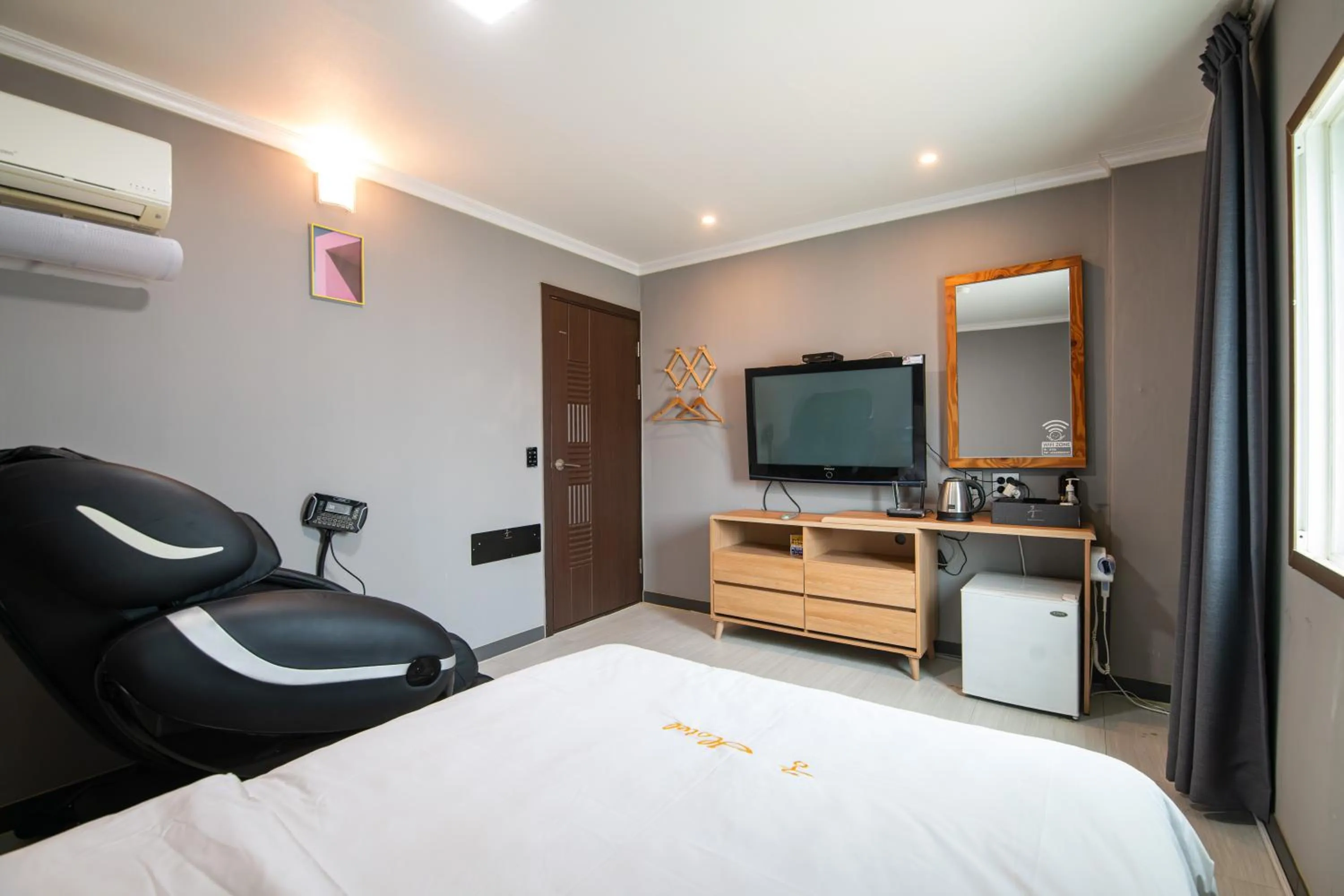 Photo of the whole room, Bed in Gung Business Hotel
