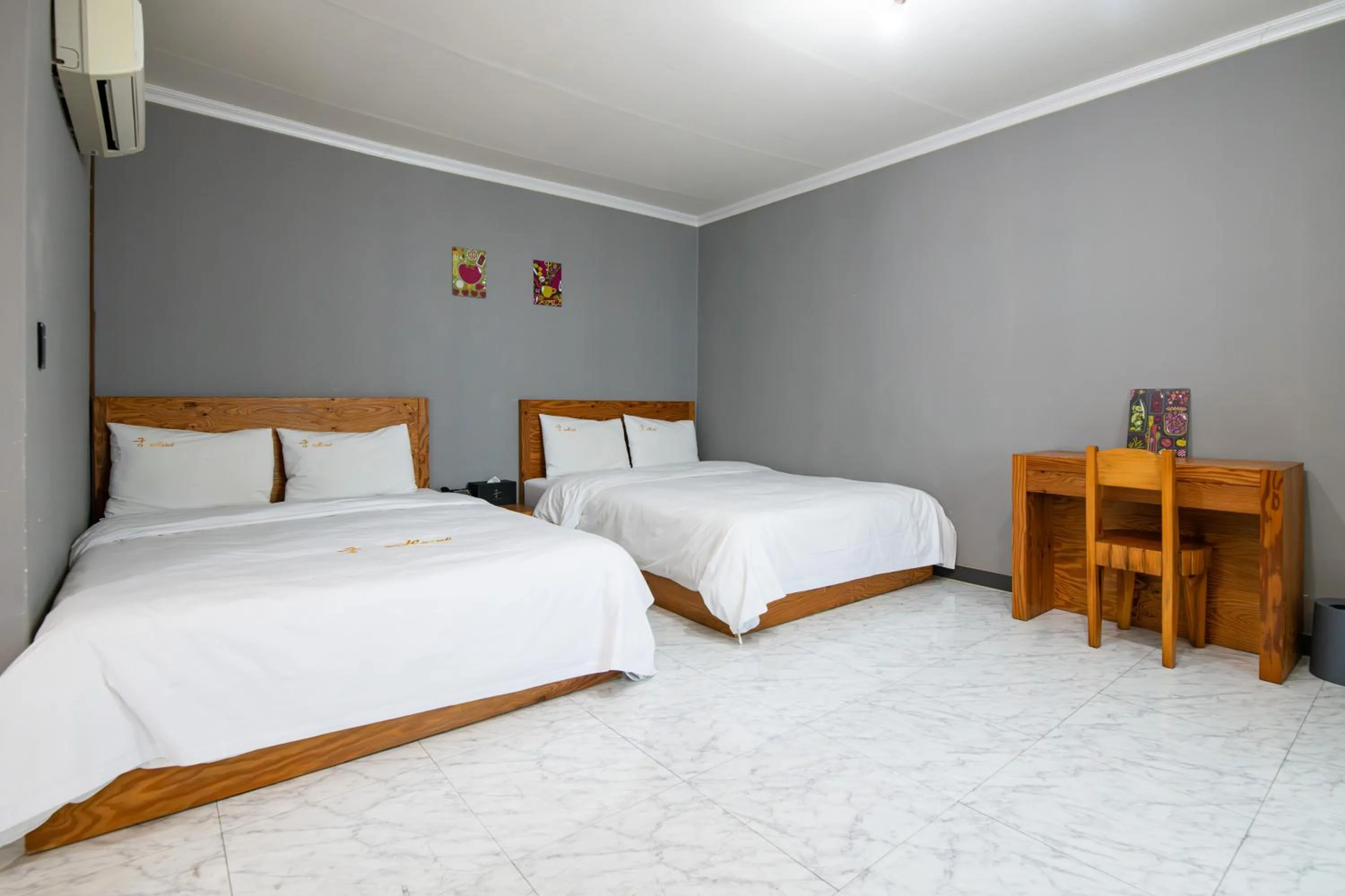 Bed in Gung Business Hotel