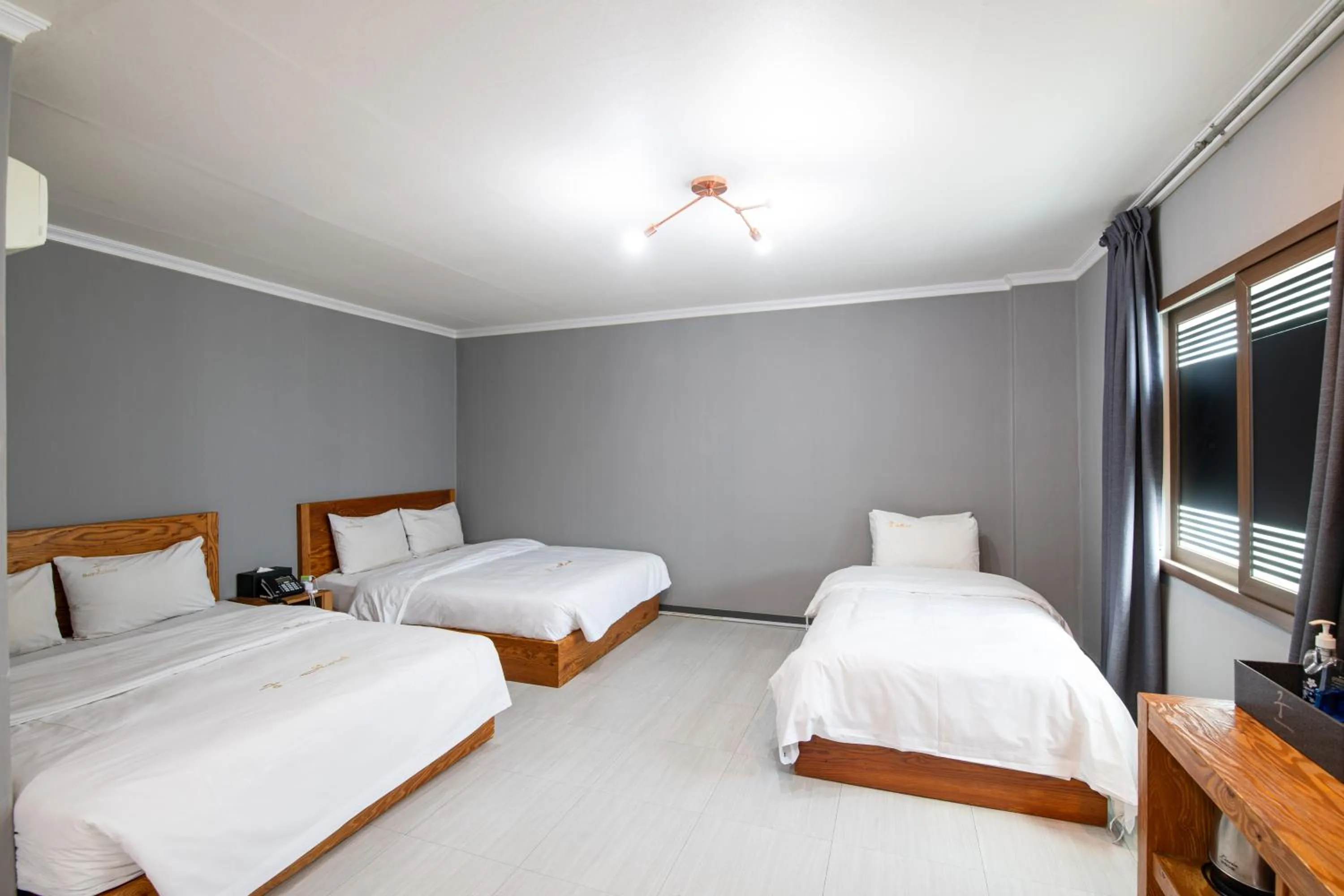 Bed in Gung Business Hotel