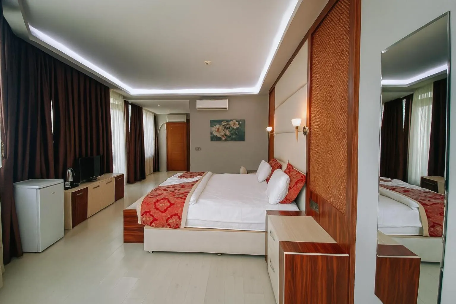 Photo of the whole room, Bed in Cevaher Hotel & Suıtes