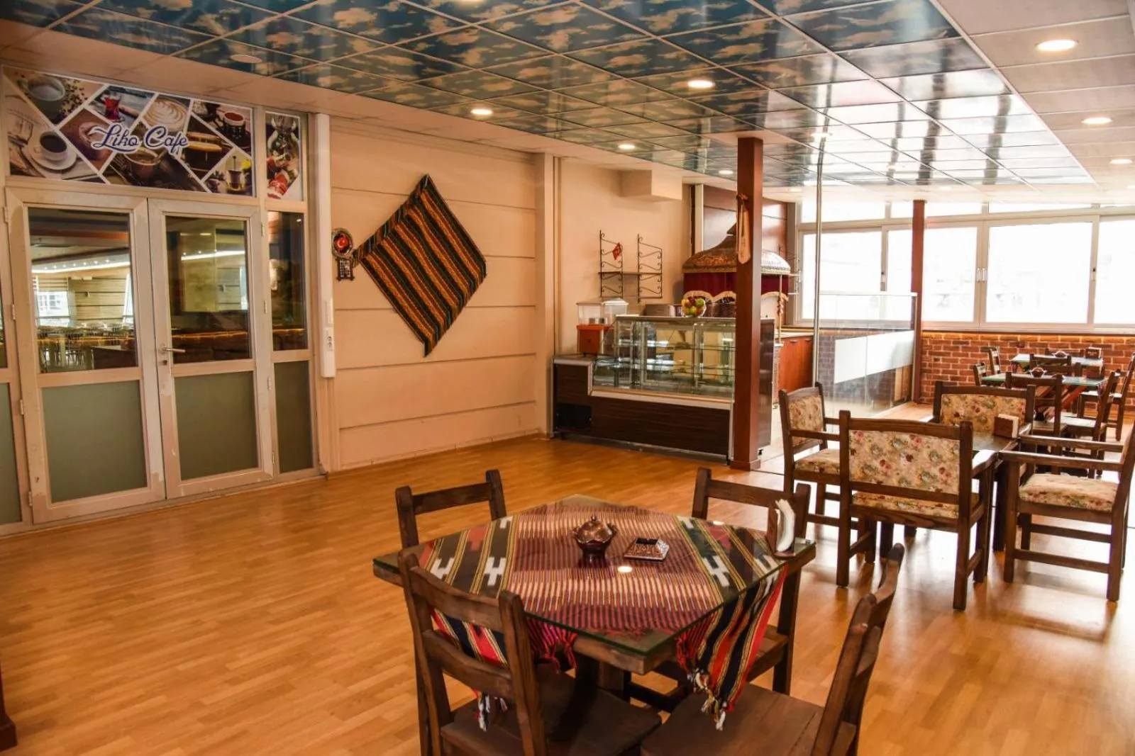 Restaurant/places to eat in Cevaher Hotel & Suıtes