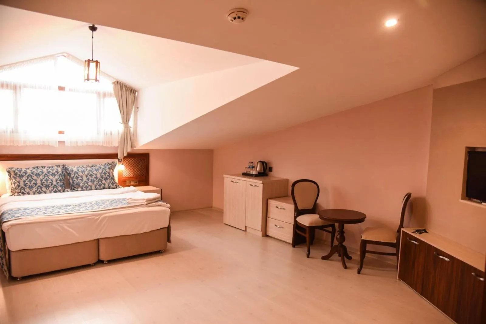 Bedroom, Bed in Cevaher Hotel & Suıtes