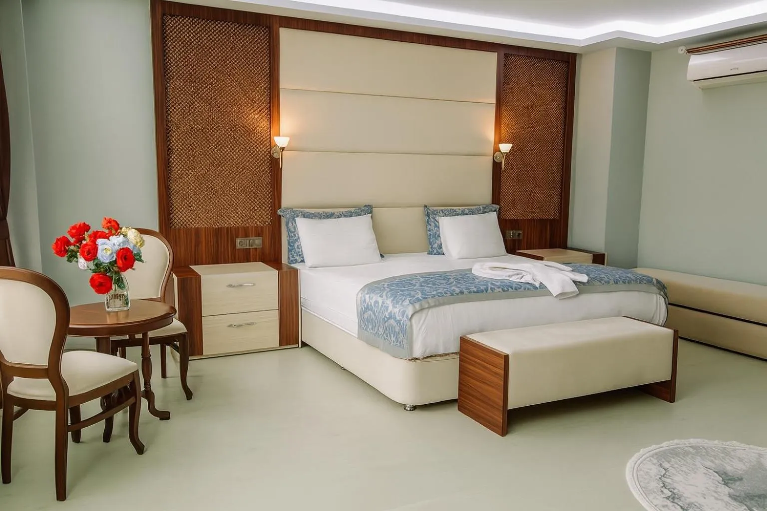 Bedroom, Bed in Cevaher Hotel & Suıtes