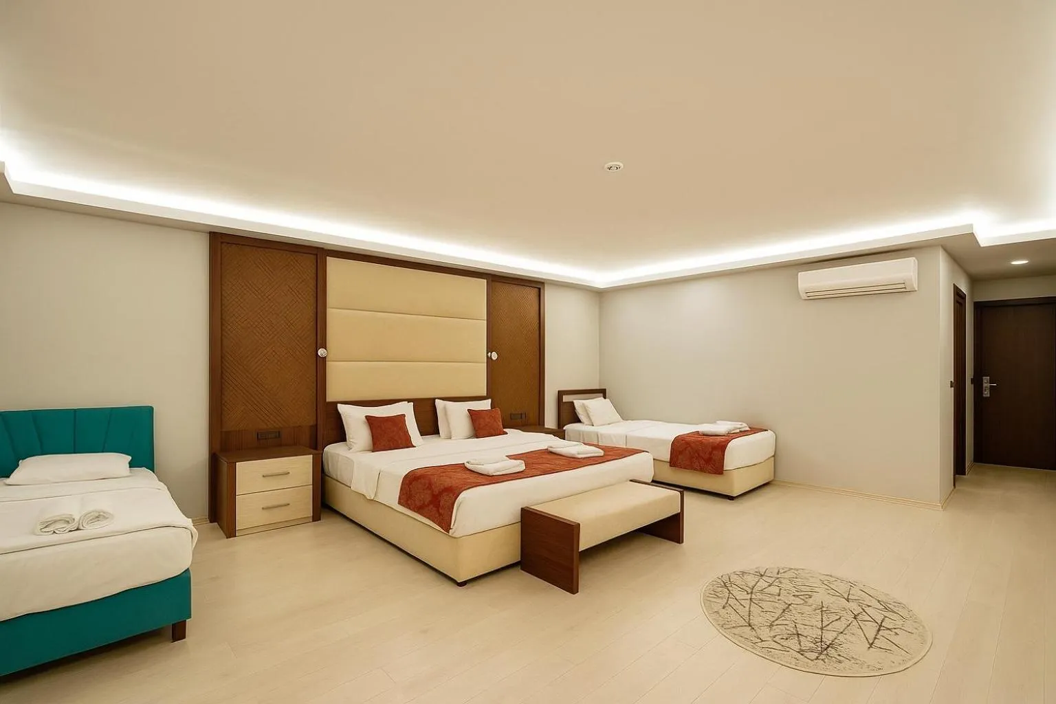 Photo of the whole room, Bed in Cevaher Hotel & Suıtes