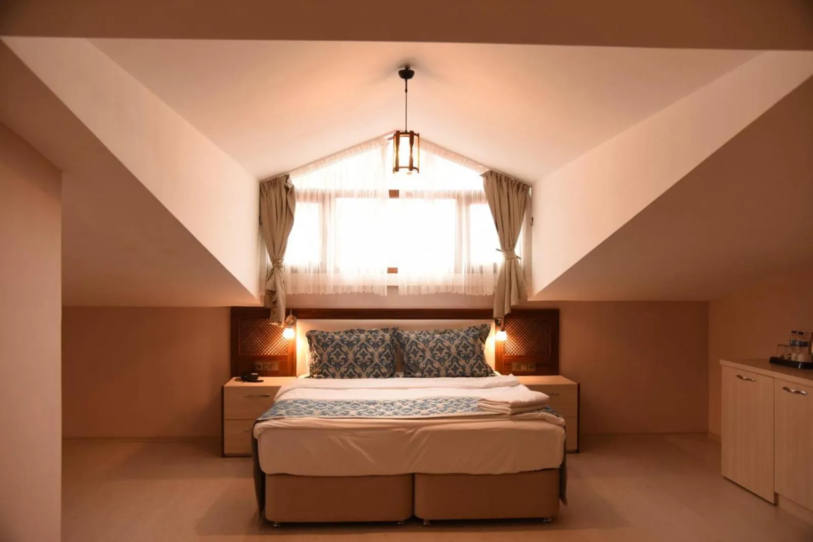 Bedroom, Bed in Cevaher Hotel & Suıtes