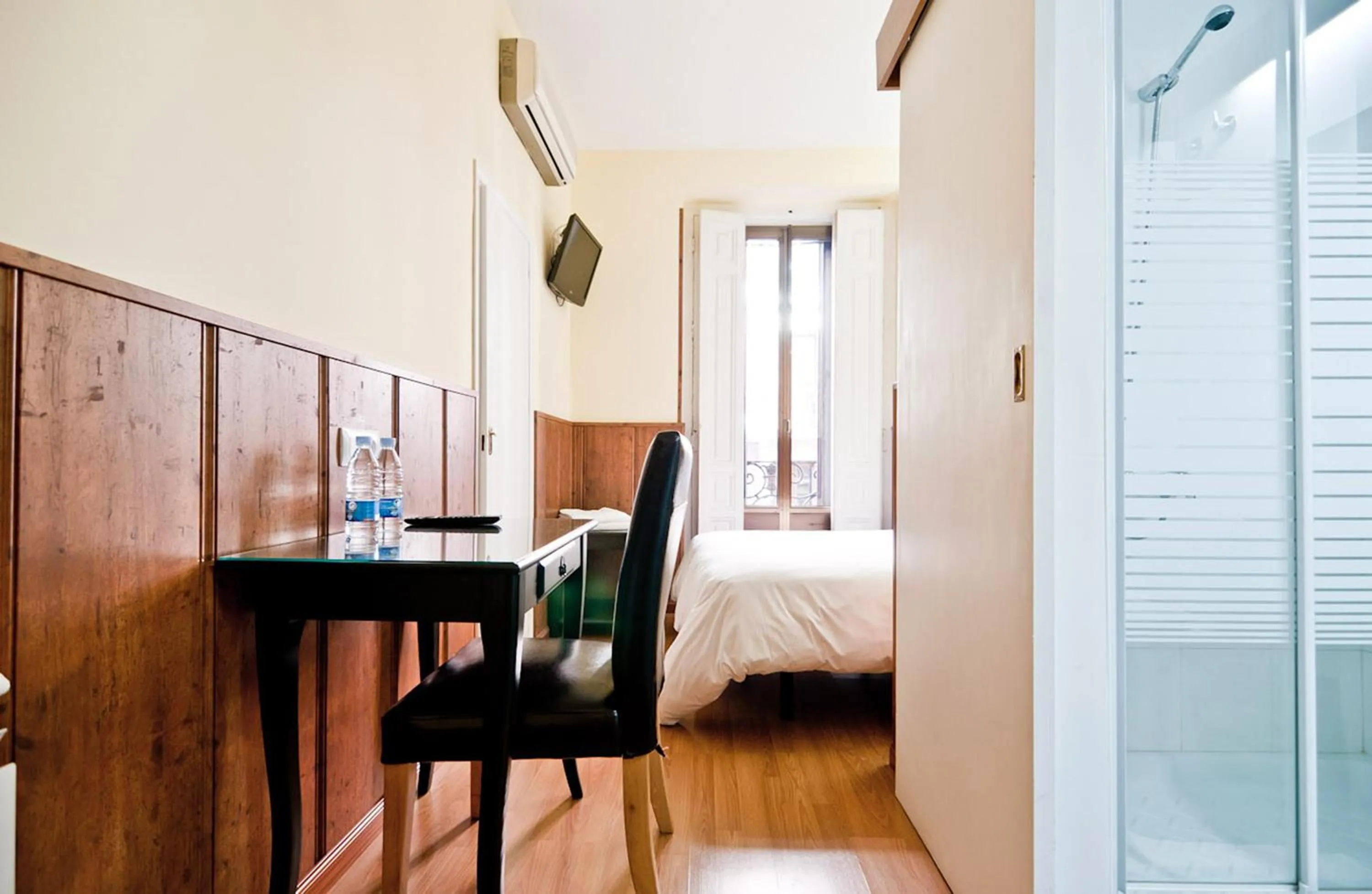 Photo of the whole room, Bed in Hostal Asunción