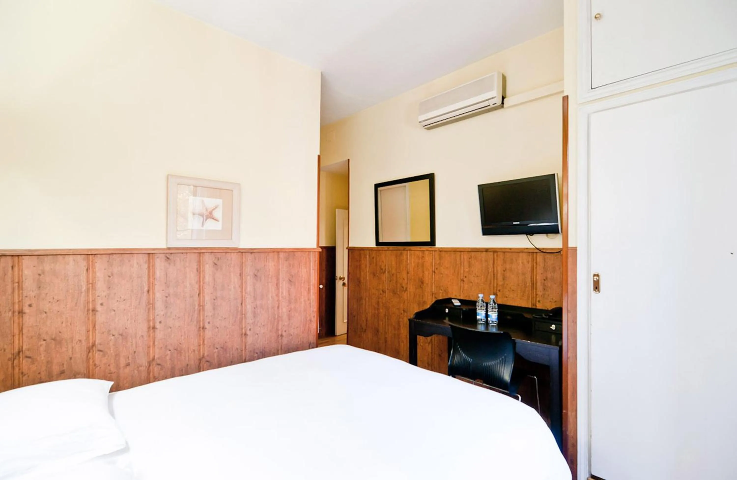 Photo of the whole room, Bed in Hostal Asunción