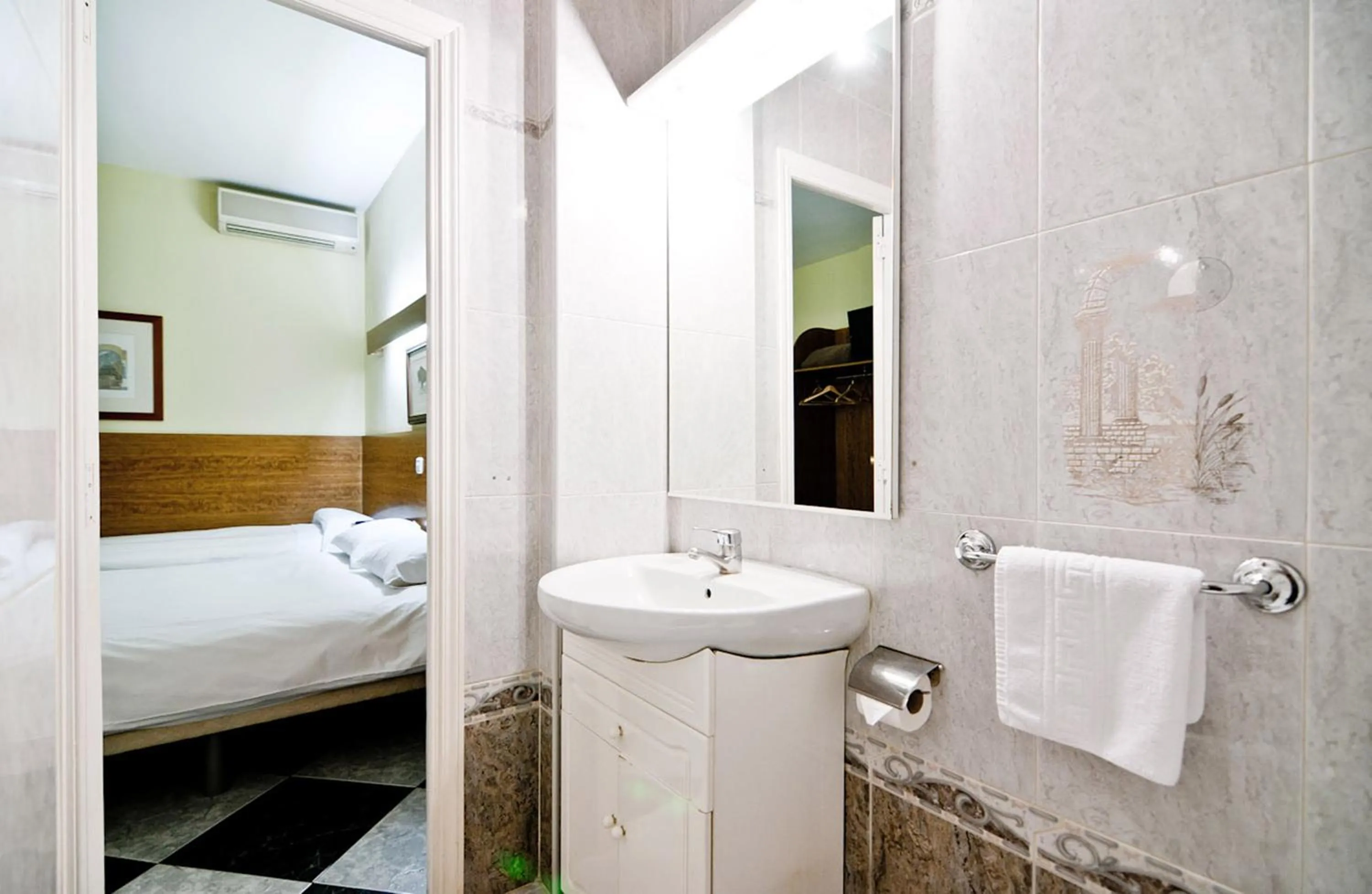 Photo of the whole room in Hostal Asunción