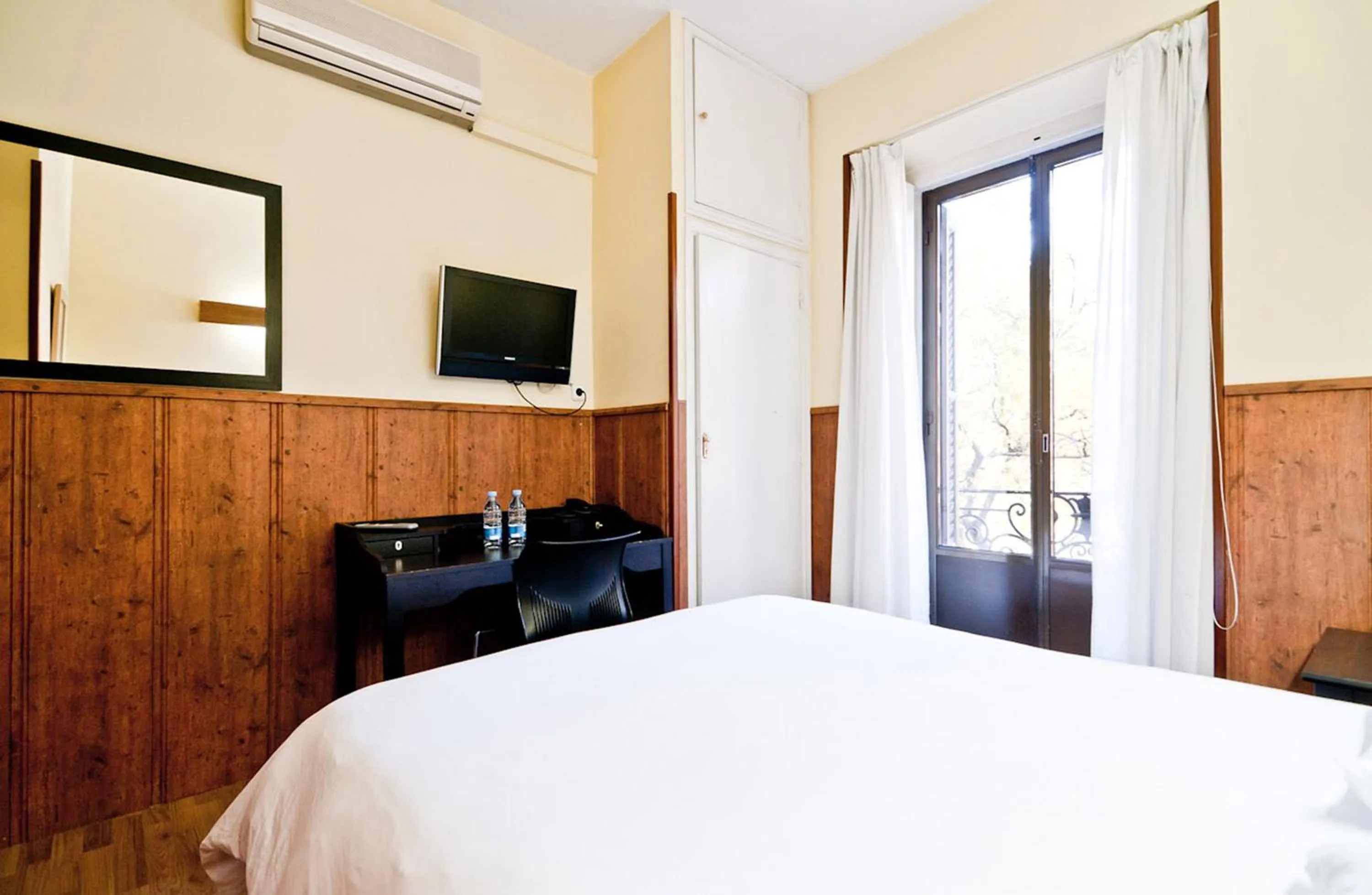 Photo of the whole room, Bed in Hostal Asunción