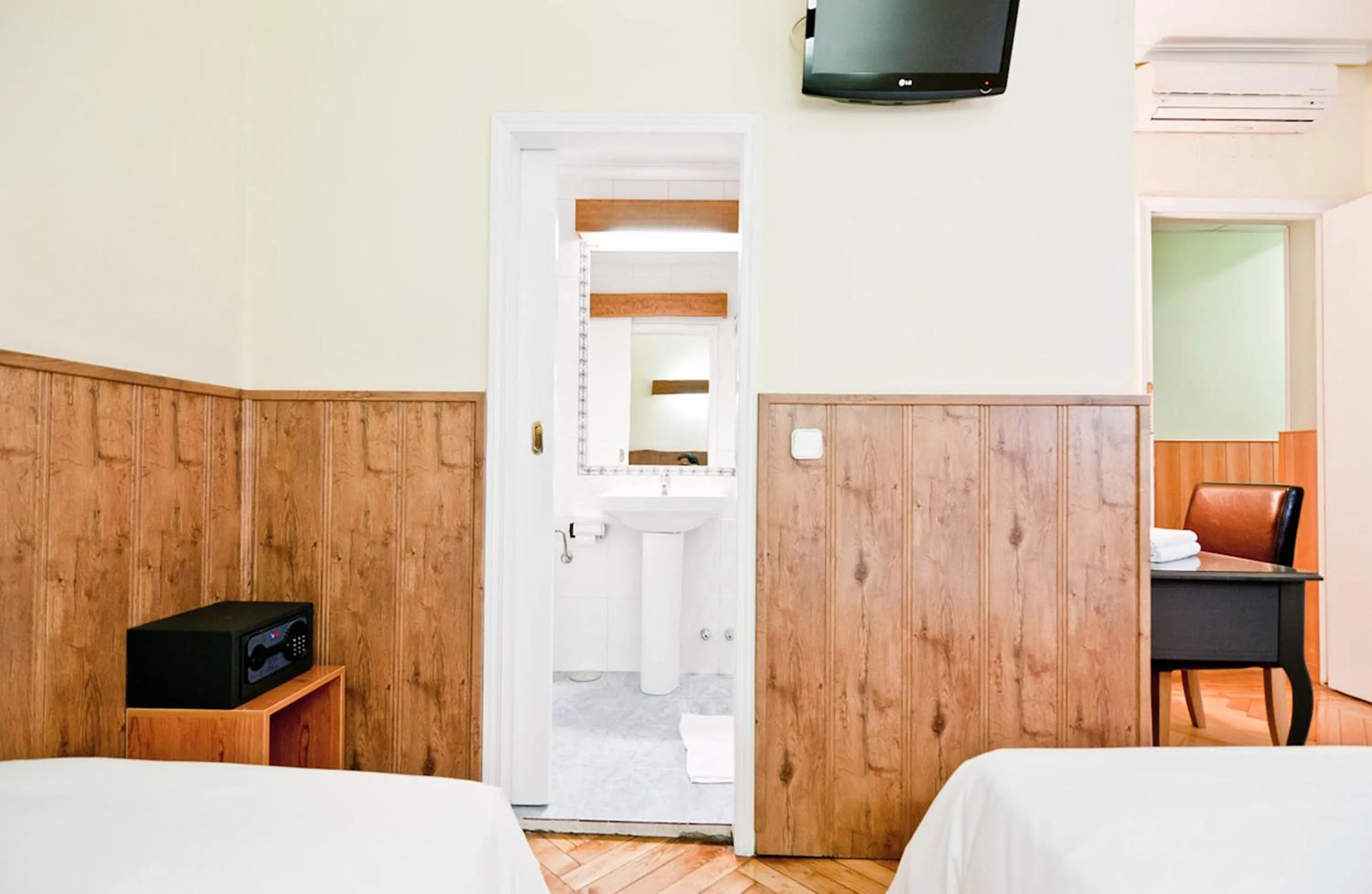 Photo of the whole room, Bed in Hostal Asunción