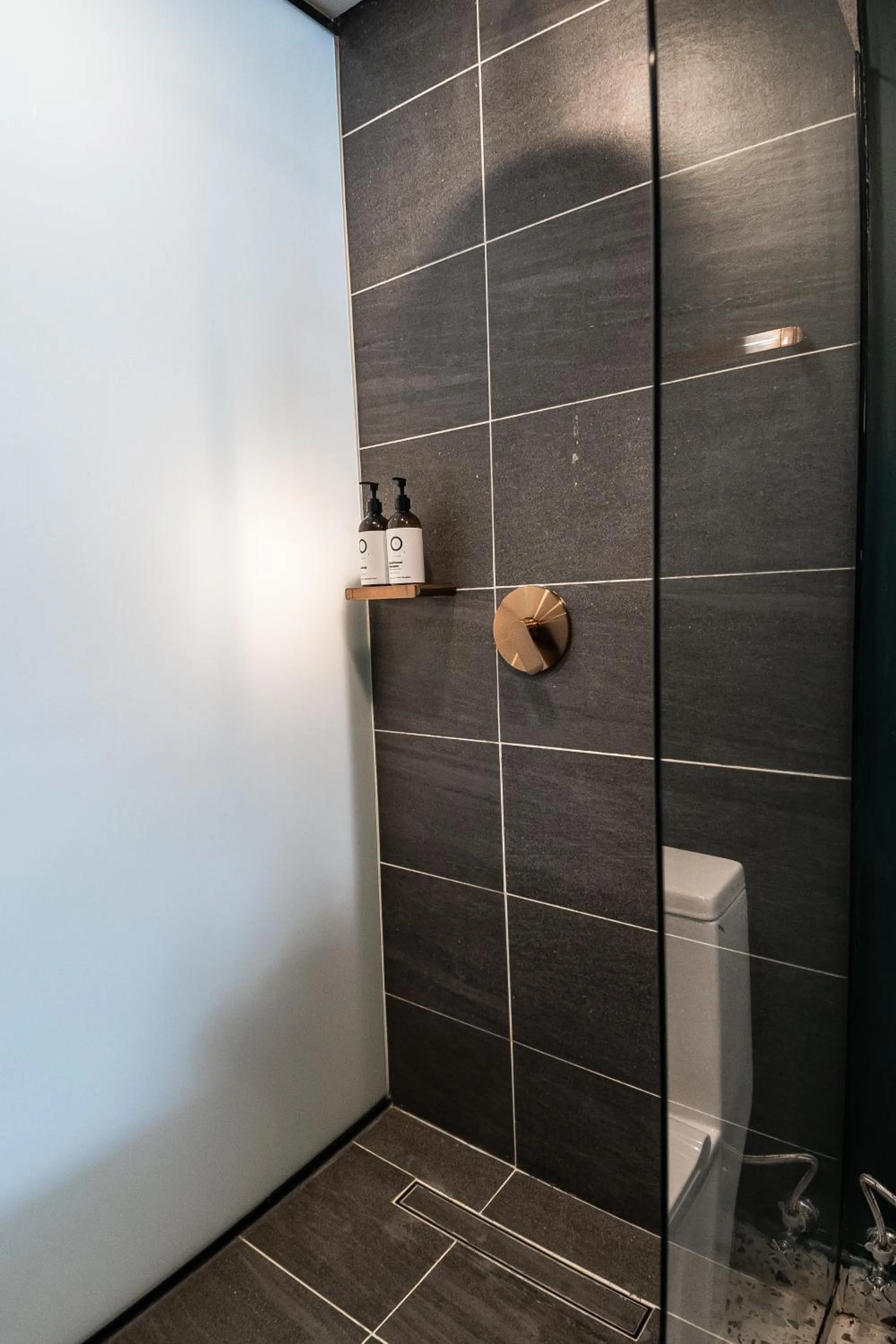 Shower in The O by Seekers Medellín