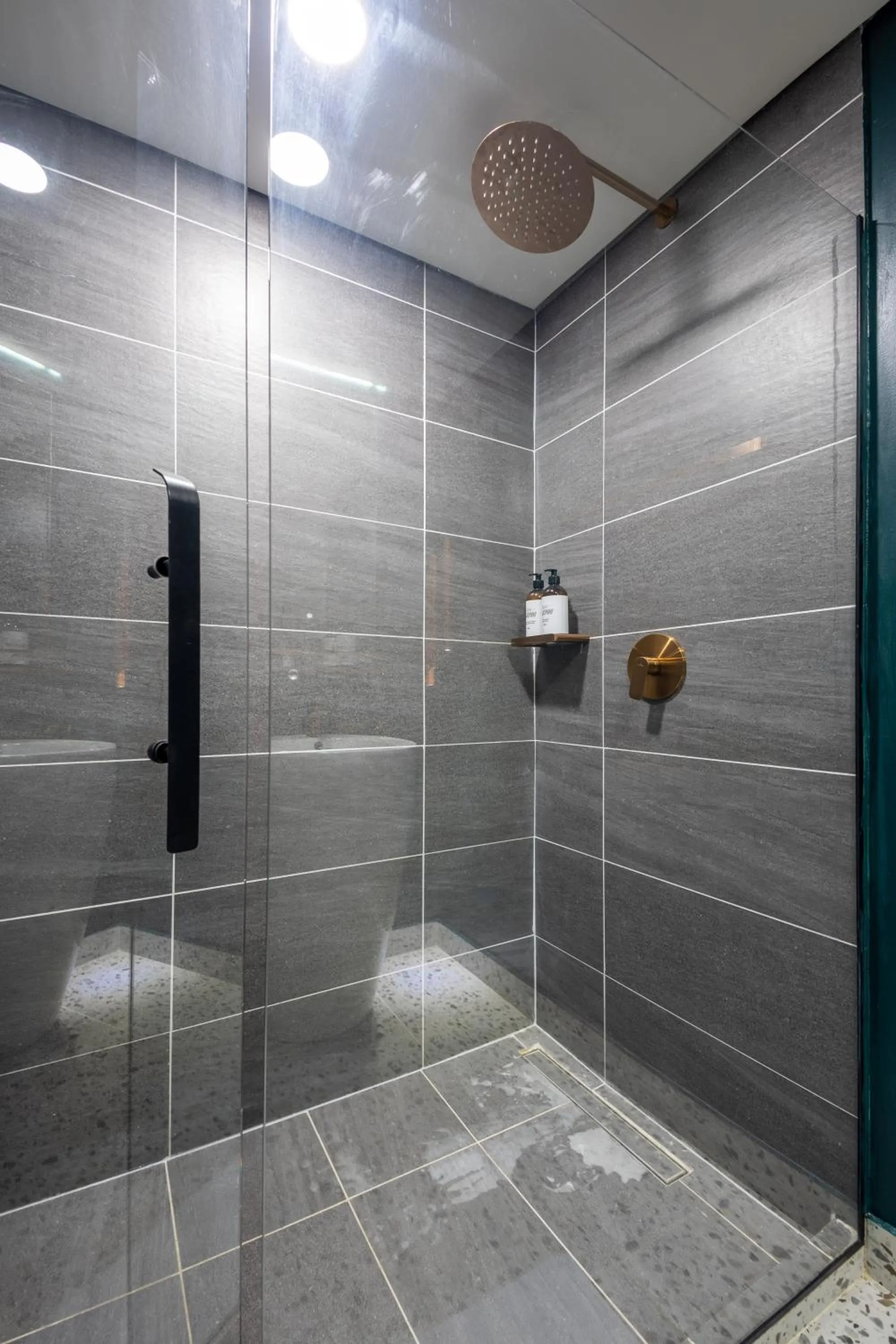 Bathroom in The O by Seekers Medellín