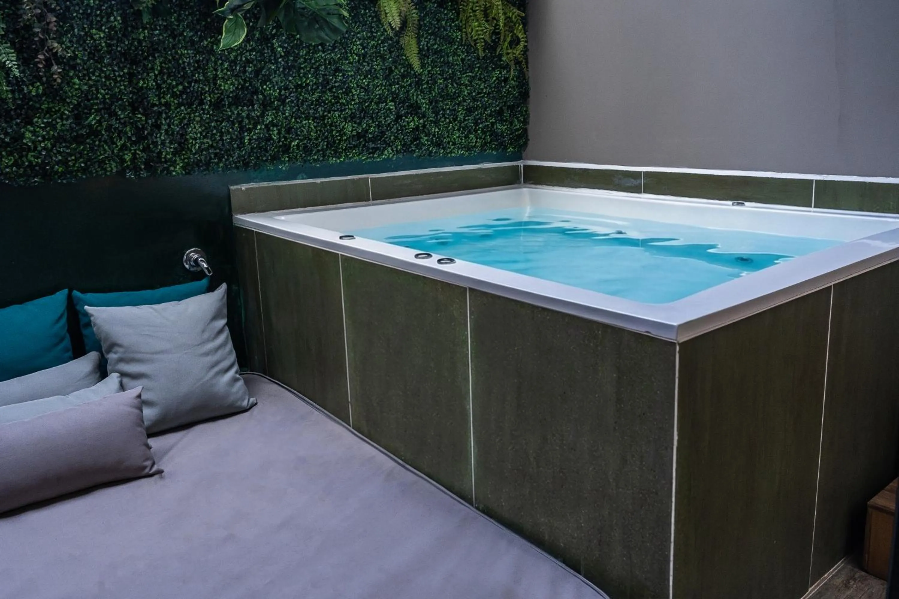 Hot Tub in The O by Seekers Medellín