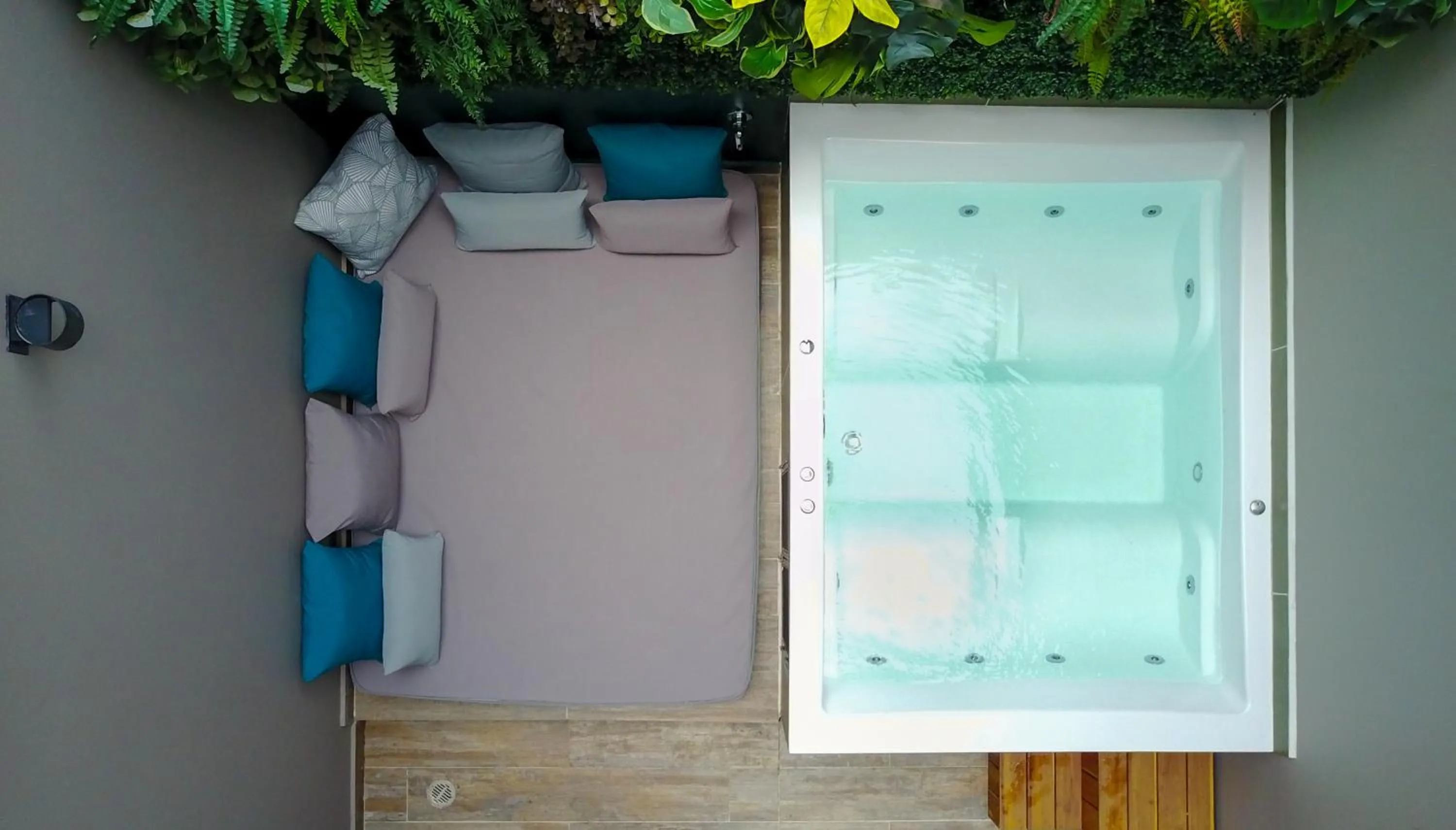 Hot Tub in The O by Seekers Medellín